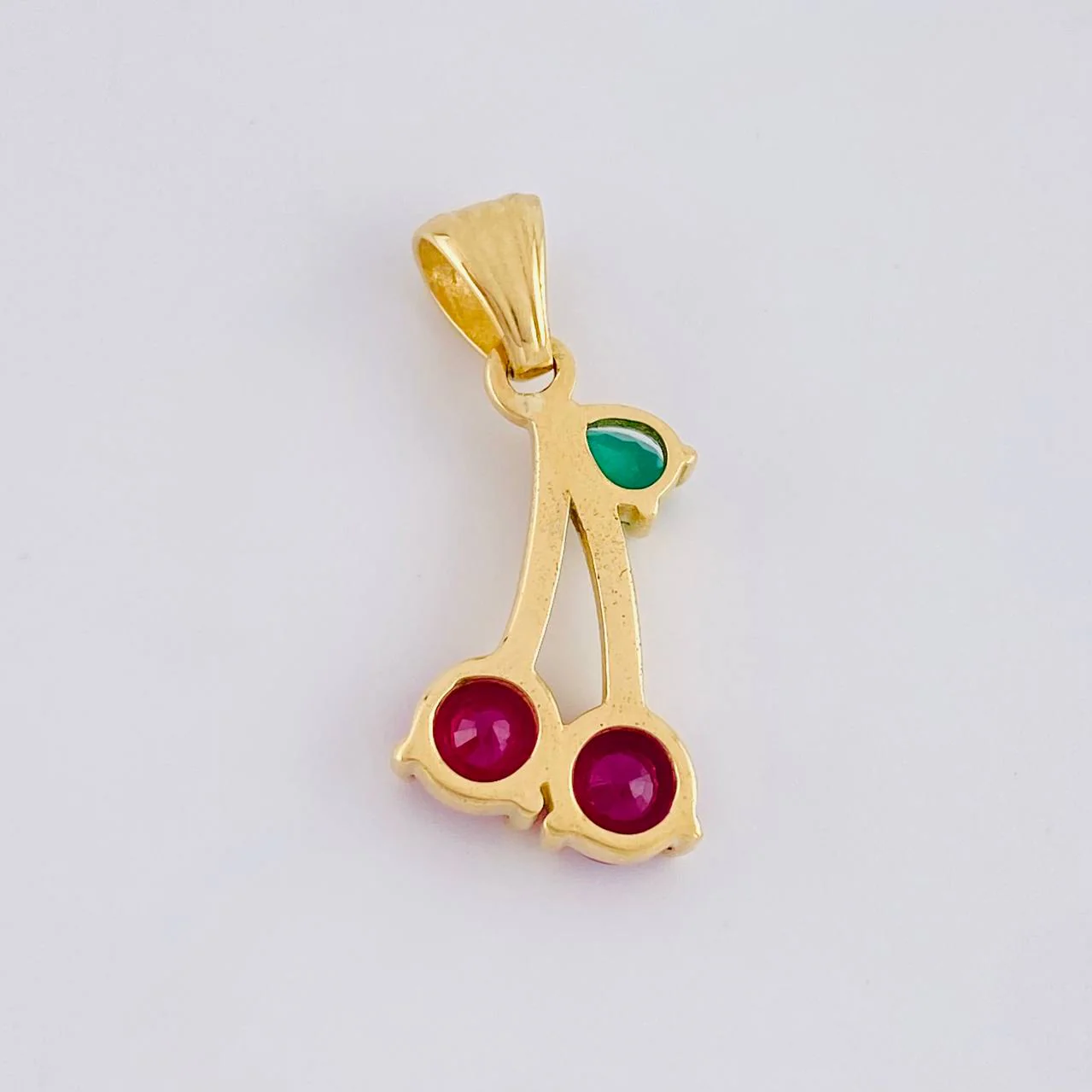 Dije Cerezas Esmeralda 6pts Zafiros 20pts 2.5g / 2.3cm Oro Amarillo 18K - Image 4