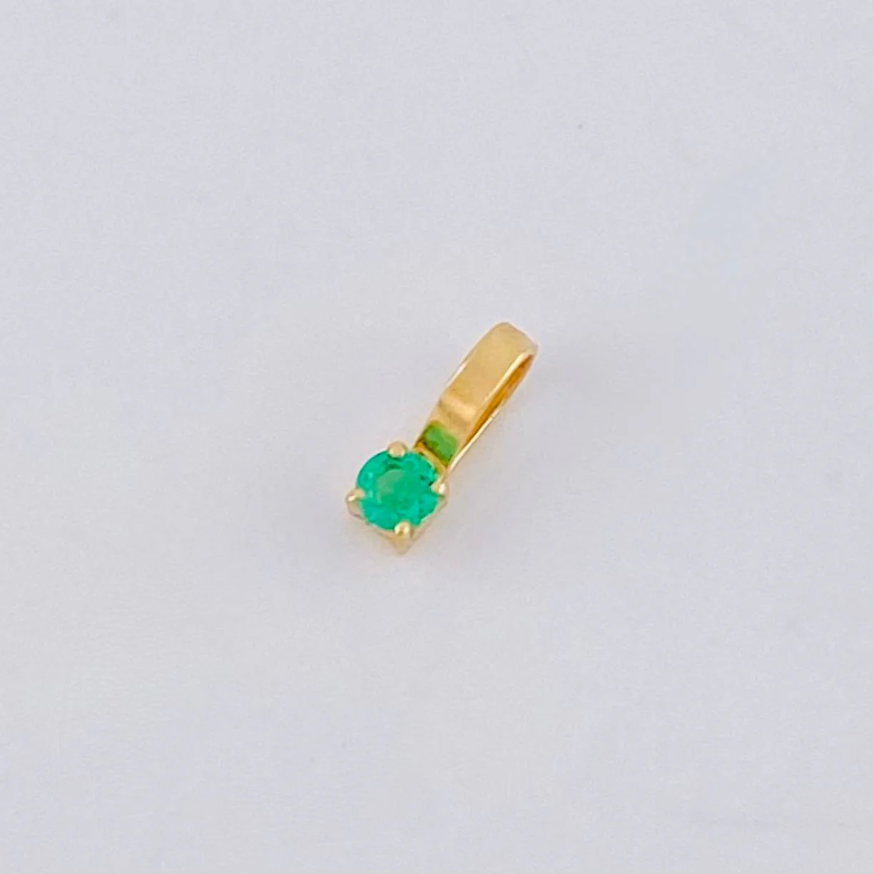 Dije Circulo Esmeralda 3pts 0.1g / 0.6cm Oro Amarillo 18K - Image 3