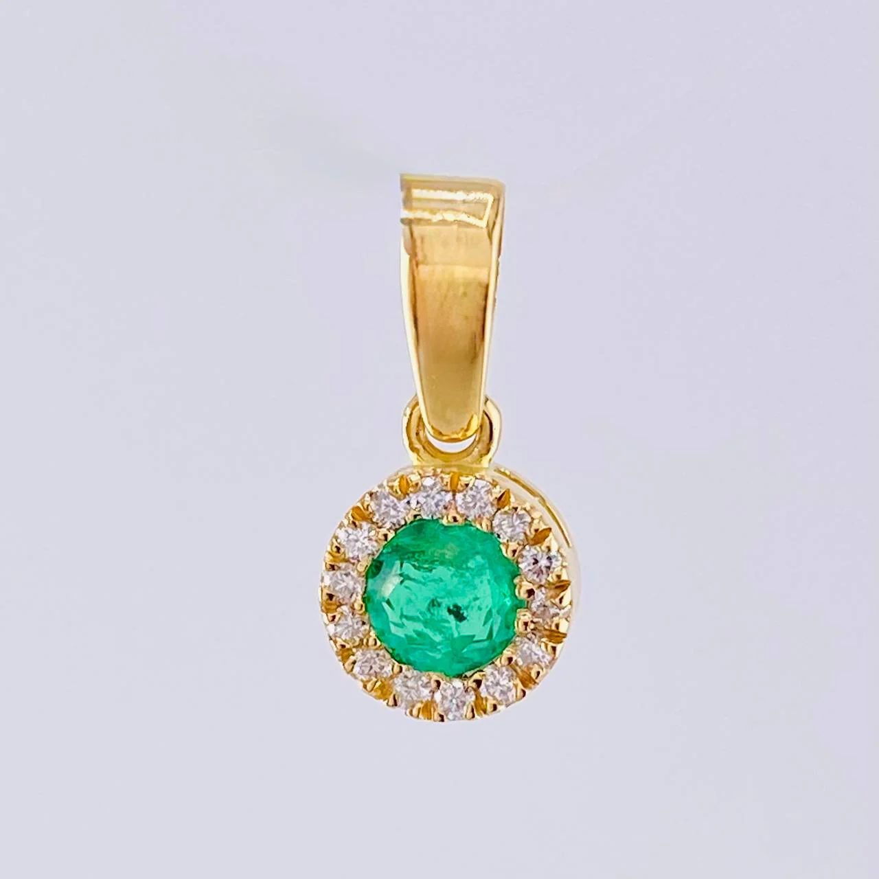 Dije Circulo Halo Tupido 30pts Esmeralda 20pts Diamantes 1.3gr / 1.5cm / Oro Amarillo 18K © - Image 4