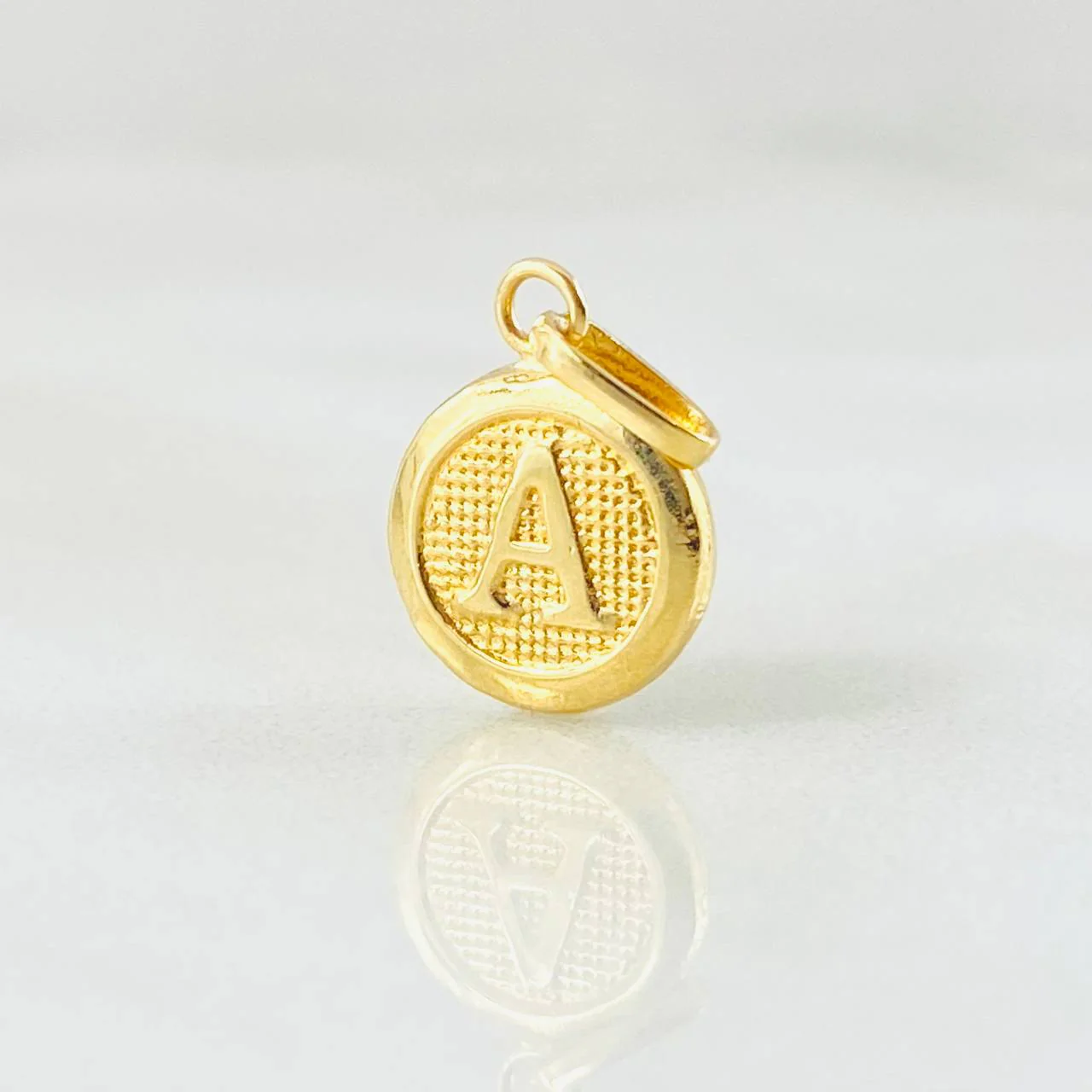 Dije Circulo Letra A 0.4 g / 1.6 cm Oro Amarillo 18K