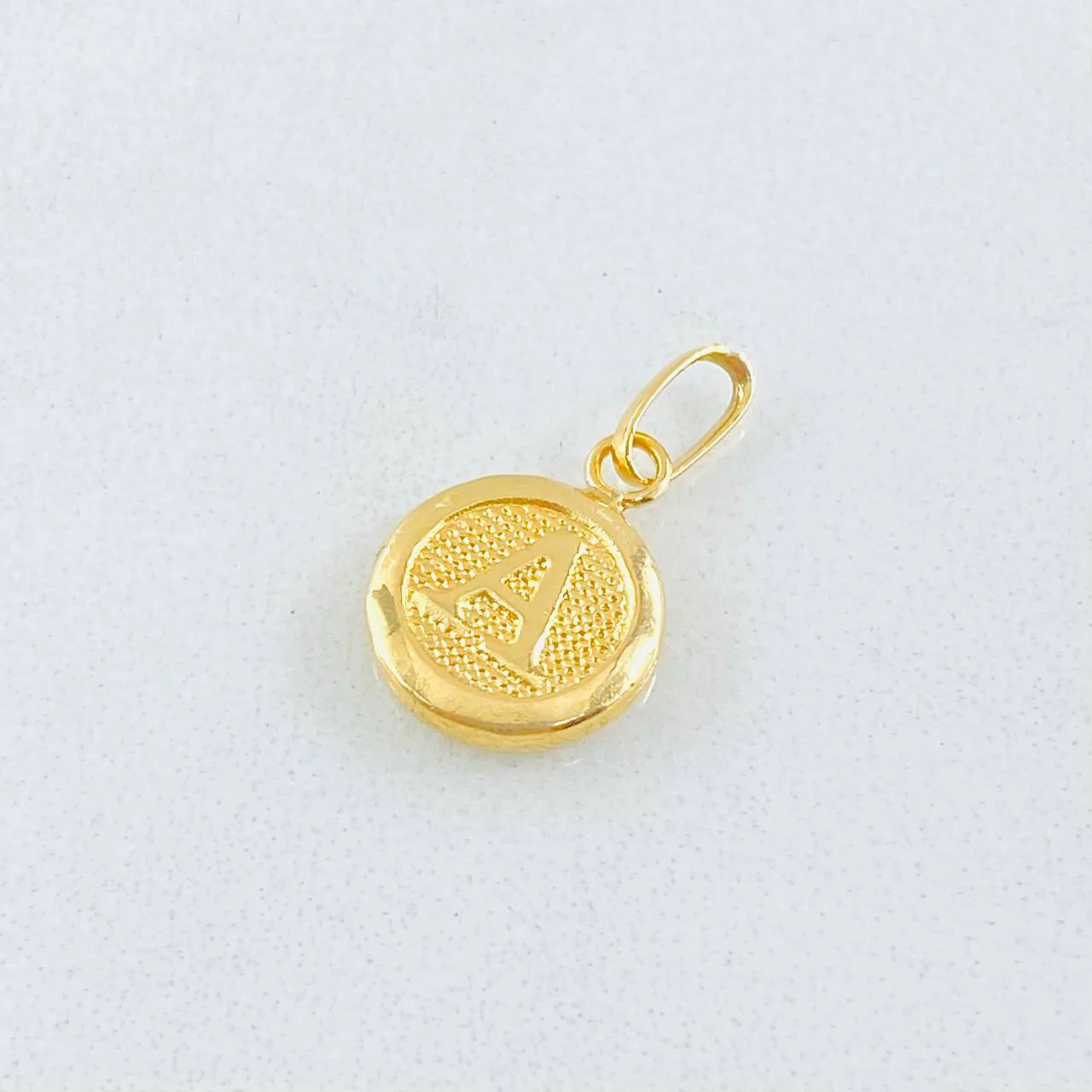 Dije Circulo Letra A 0.4 g / 1.6 cm Oro Amarillo 18K - Image 3