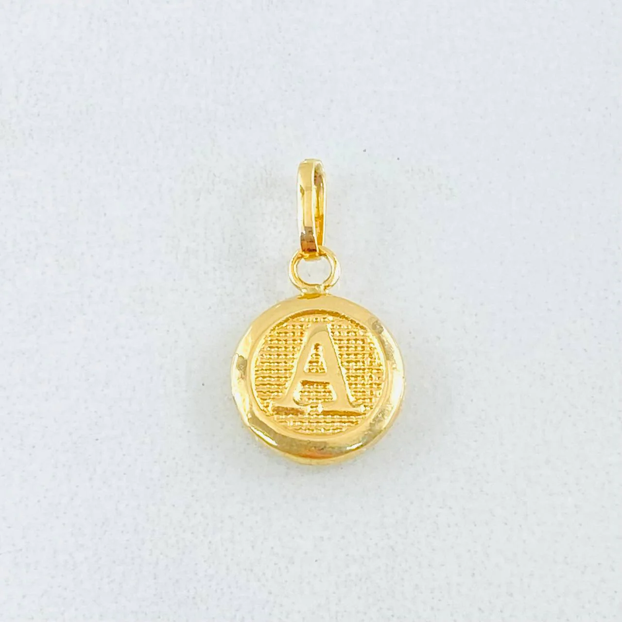 Dije Circulo Letra A 0.4 g / 1.6 cm Oro Amarillo 18K - Image 2