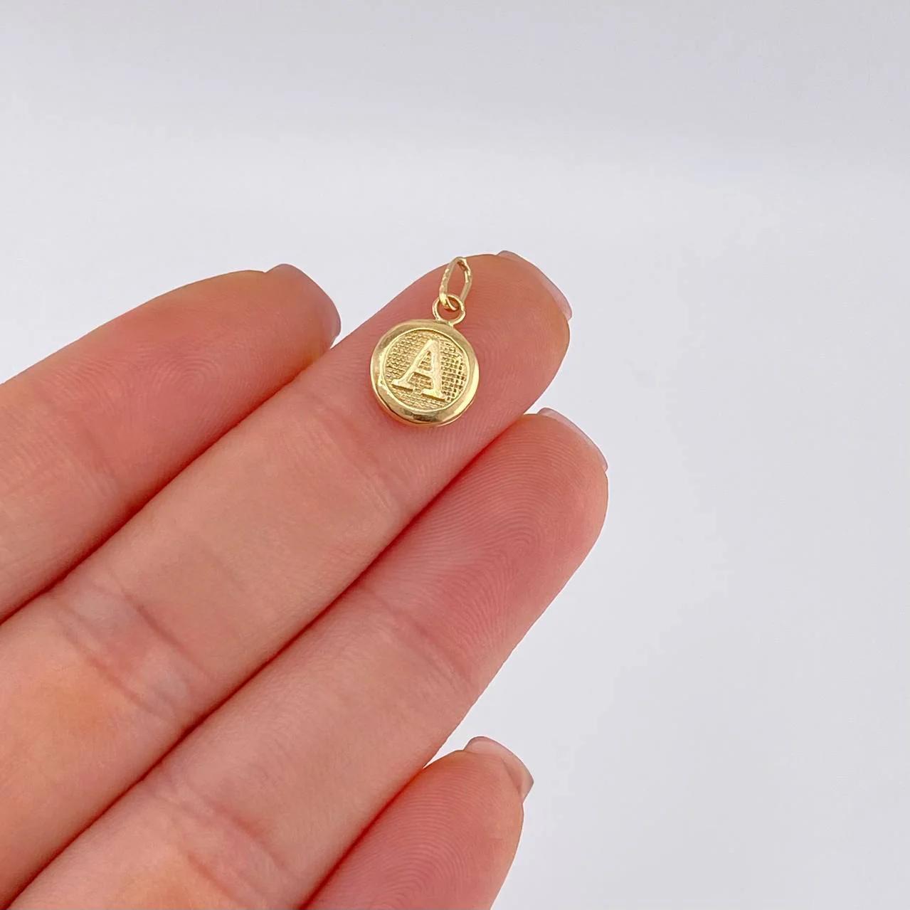 Dije Circulo Letra A 0.4 g / 1.6 cm Oro Amarillo 18K - Image 4