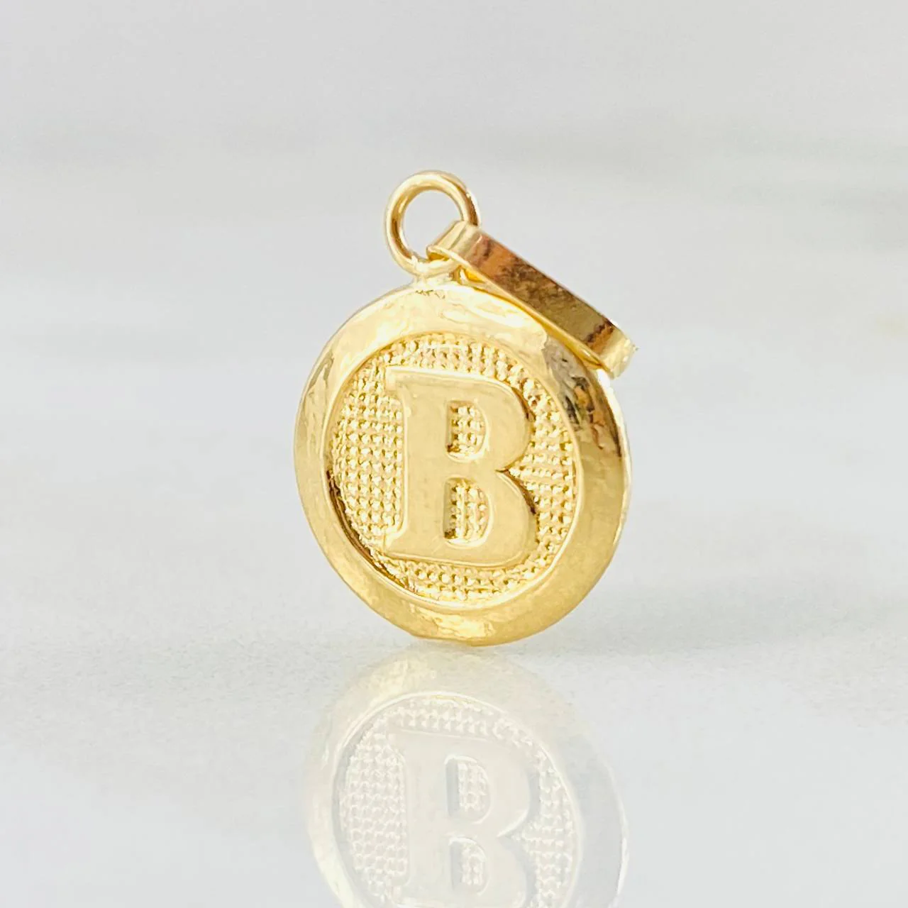Dije Circulo Letra B 0.35 g / 1.6 cm Oro Amarillo 18K