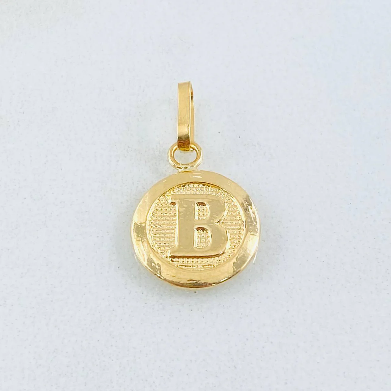Dije Circulo Letra B 0.35 g / 1.6 cm Oro Amarillo 18K - Image 2
