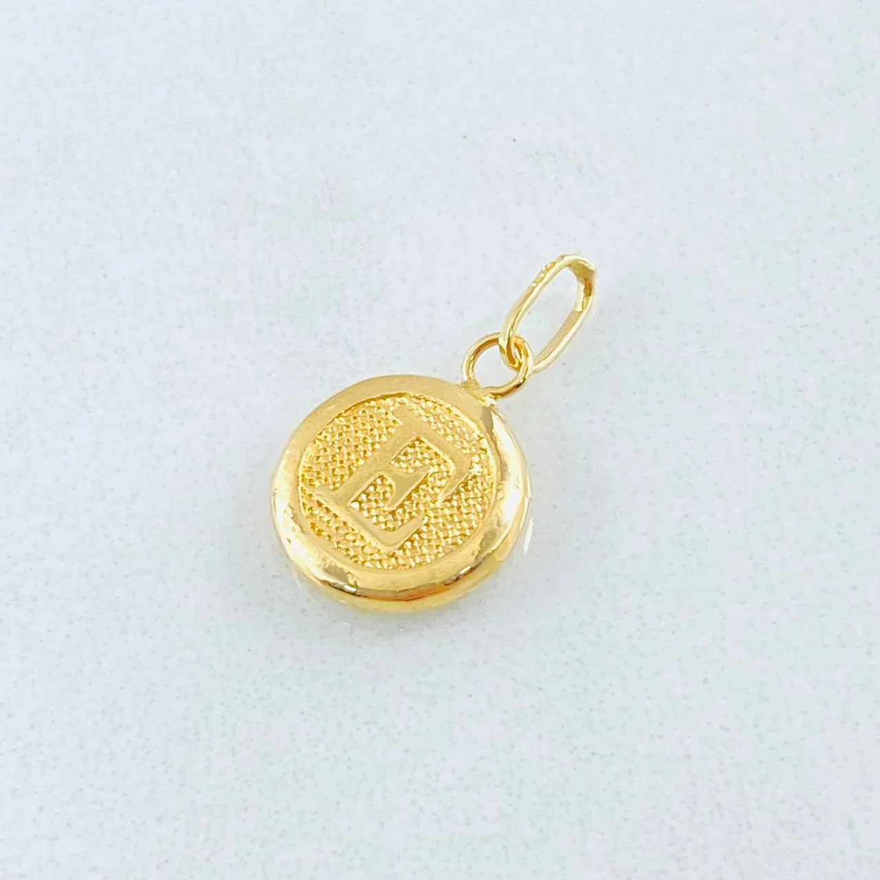 Dije Circulo Letra E 0.35 g / 1.6 cm Oro Amarillo 18K - Image 3