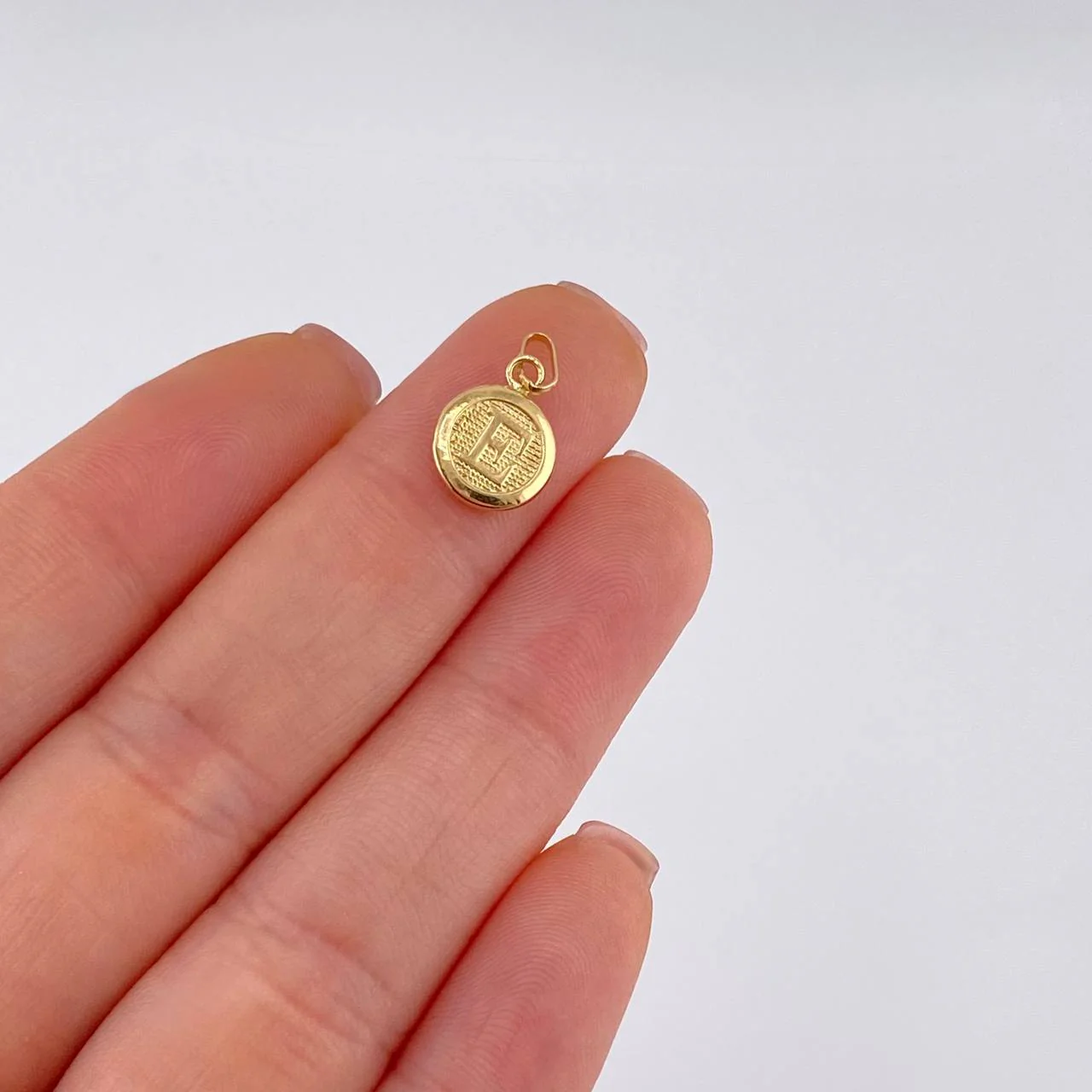 Dije Circulo Letra E 0.35 g / 1.6 cm Oro Amarillo 18K - Image 4