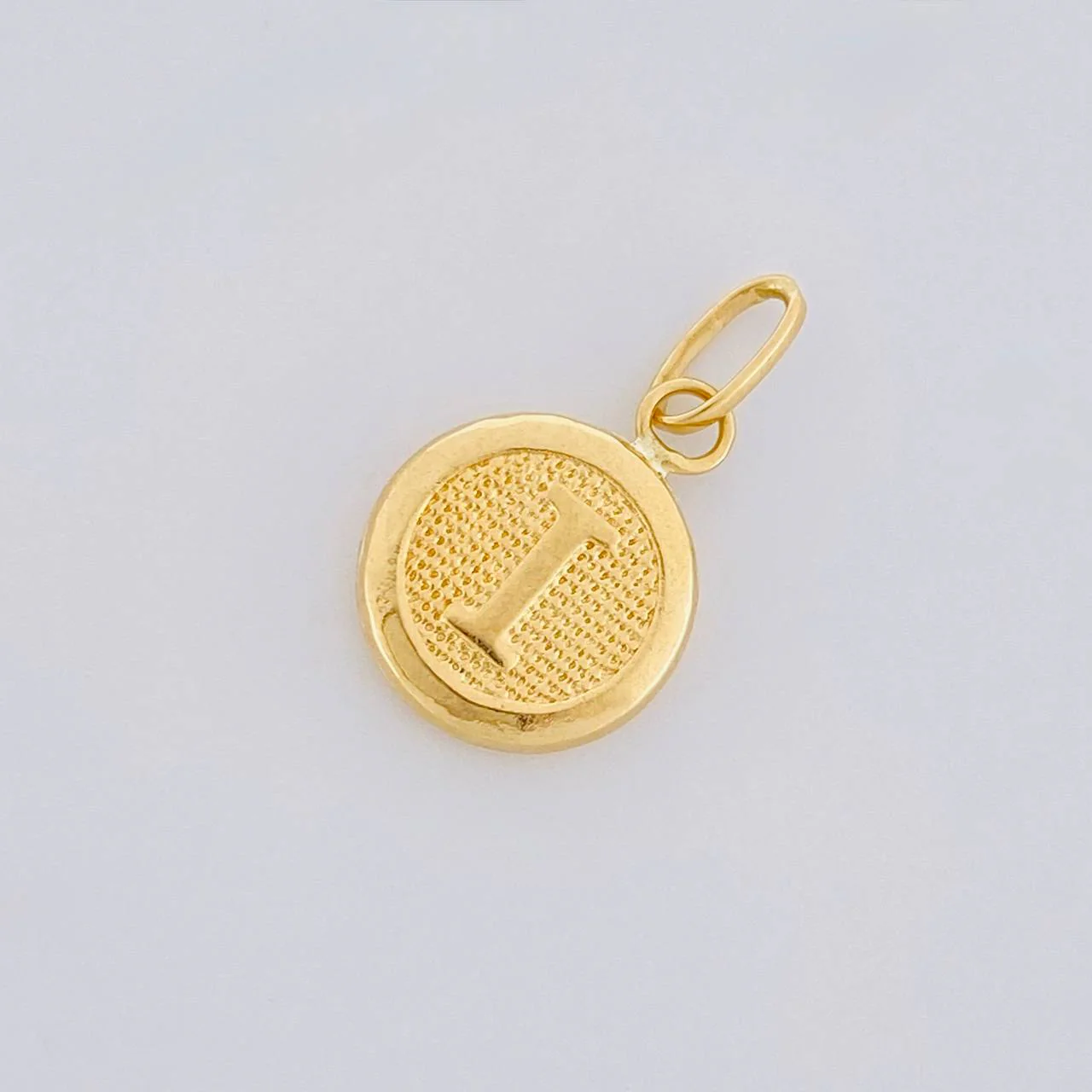 Dije Circulo Letra I 0.4 g / 1.6 cm Oro Amarillo 18K - Image 3