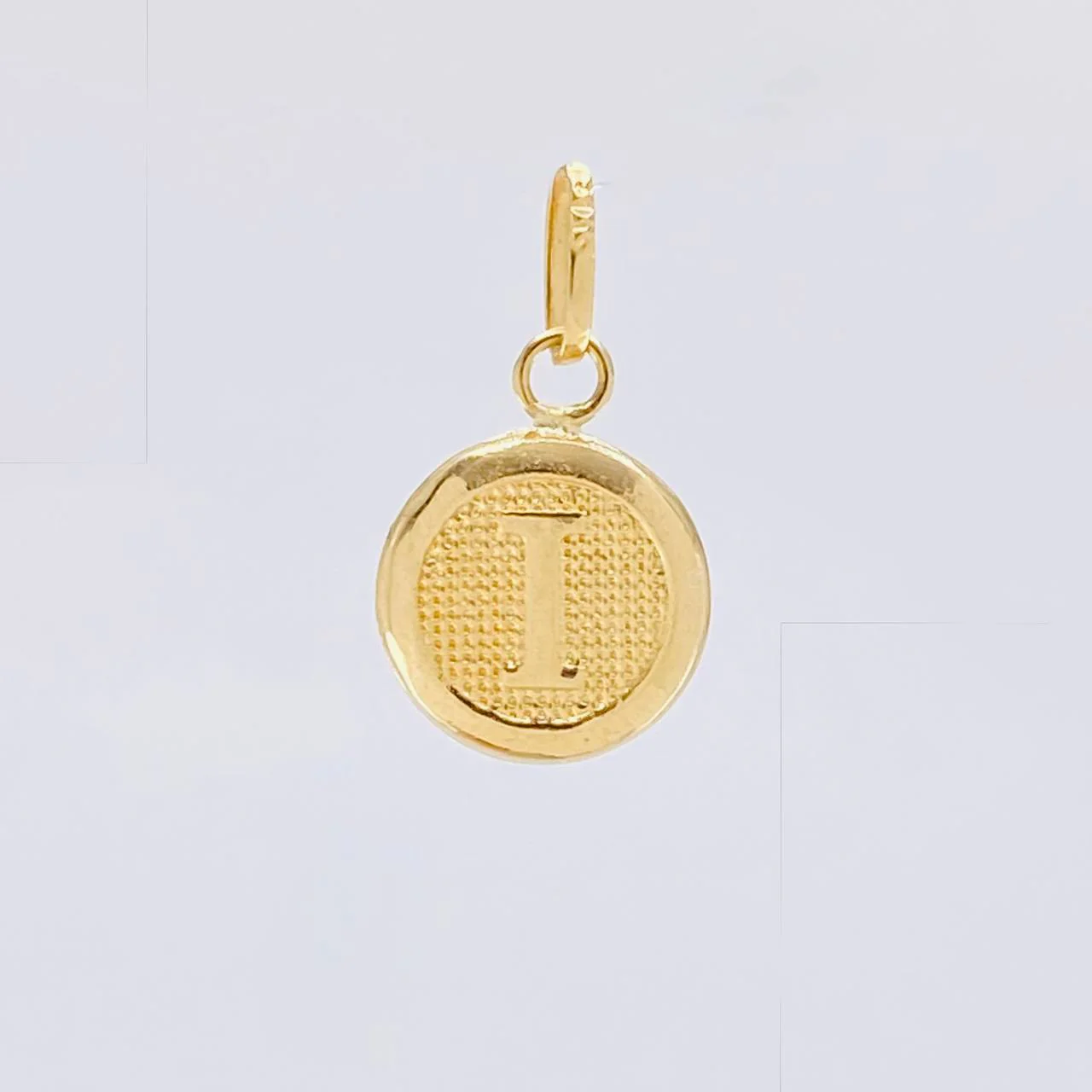 Dije Circulo Letra I 0.45 g / 1.6 cm Oro Amarillo 18K - Image 2