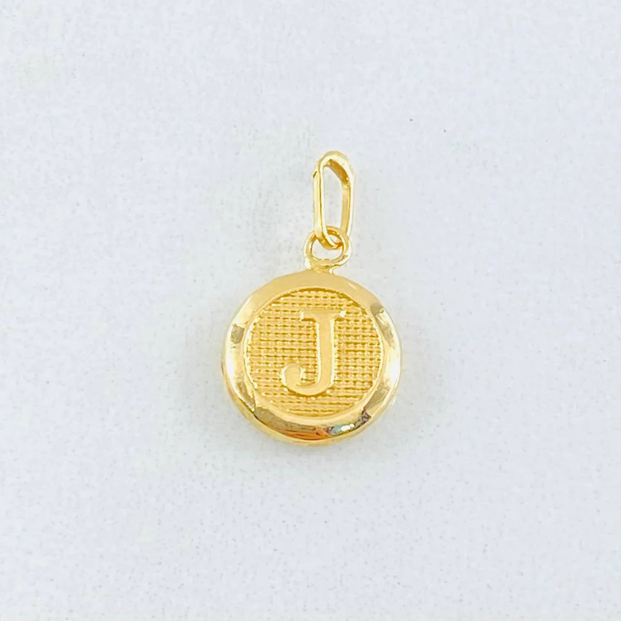 Dije Circulo Letra J 0.35 g / 1.6 cm Oro Amarillo 18K - Image 2
