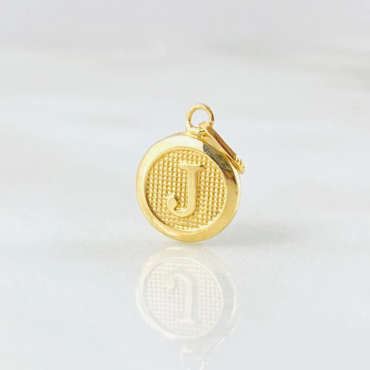 Dije Circulo Letra J 0.4g / 1.6cm Oro Amarillo 18K