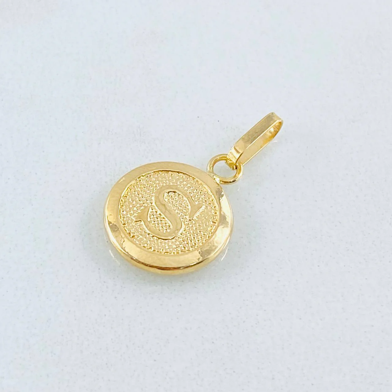 Dije Circulo Letra S 0.4 g / 1.6 cm Oro Amarillo 18K - Image 3