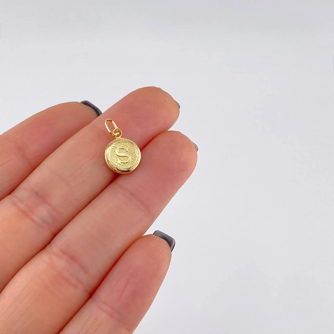 Dije Circulo Letra S 0.4 g / 1.6 cm Oro Amarillo 18K - Image 4
