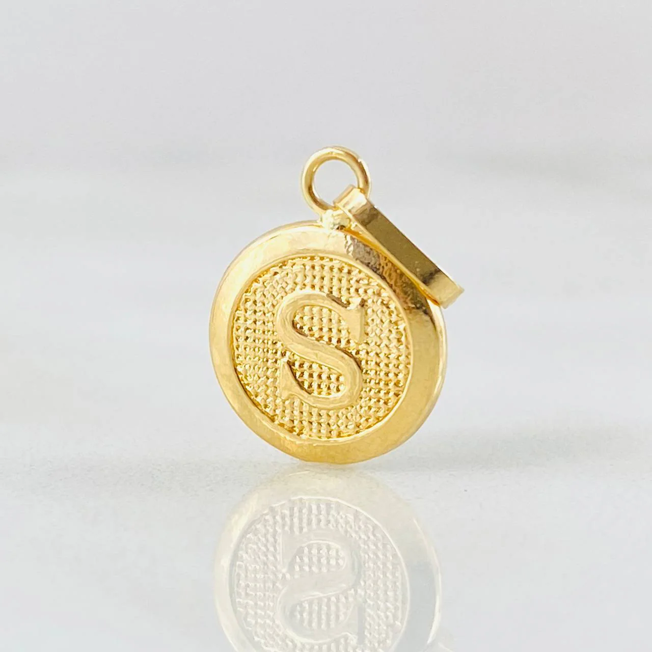 Dije Circulo Letra S 0.45 g / 1.6 cm Oro Amarillo 18K