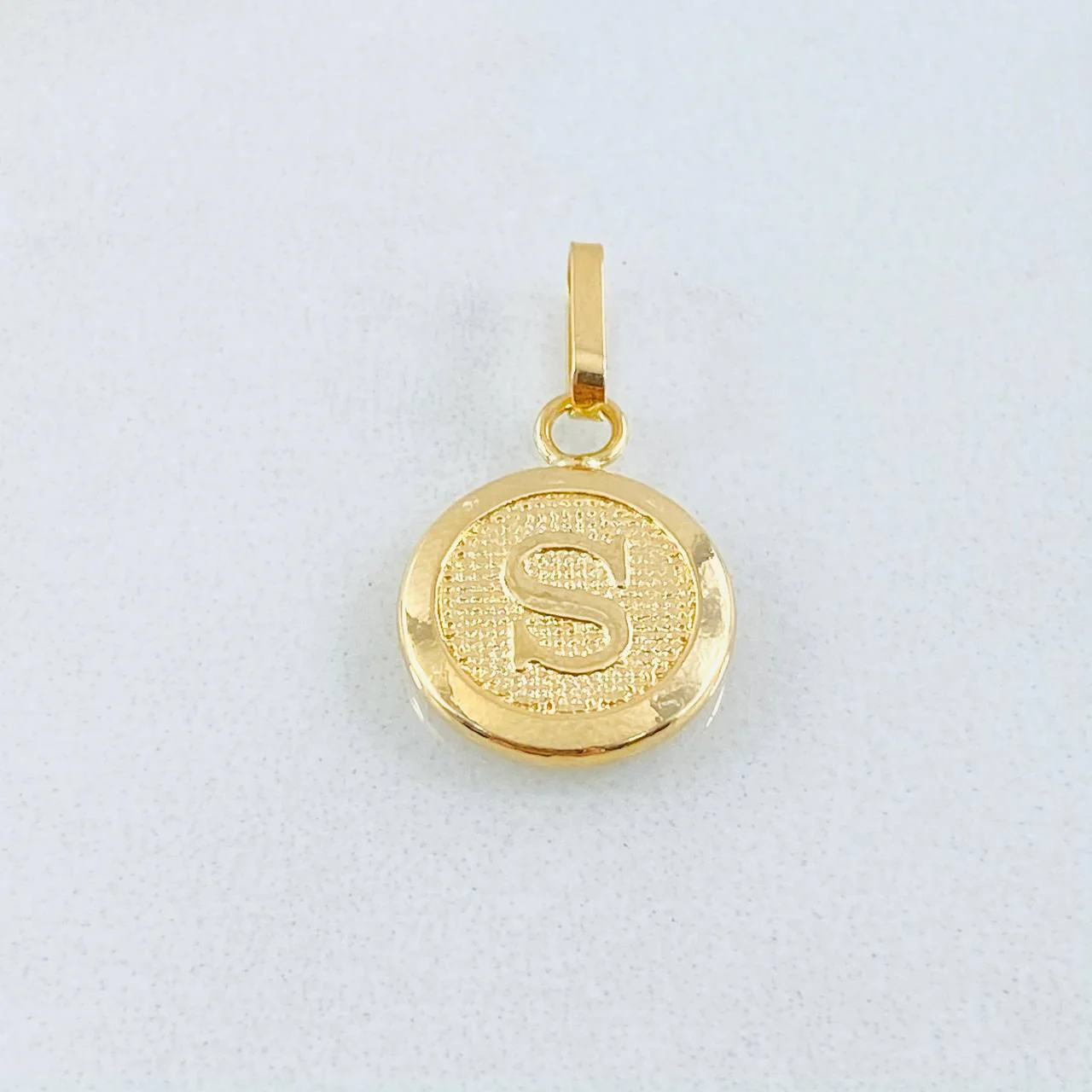 Dije Circulo Letra S 0.45g / 1.6cm Oro Amarillo 18K - Image 2