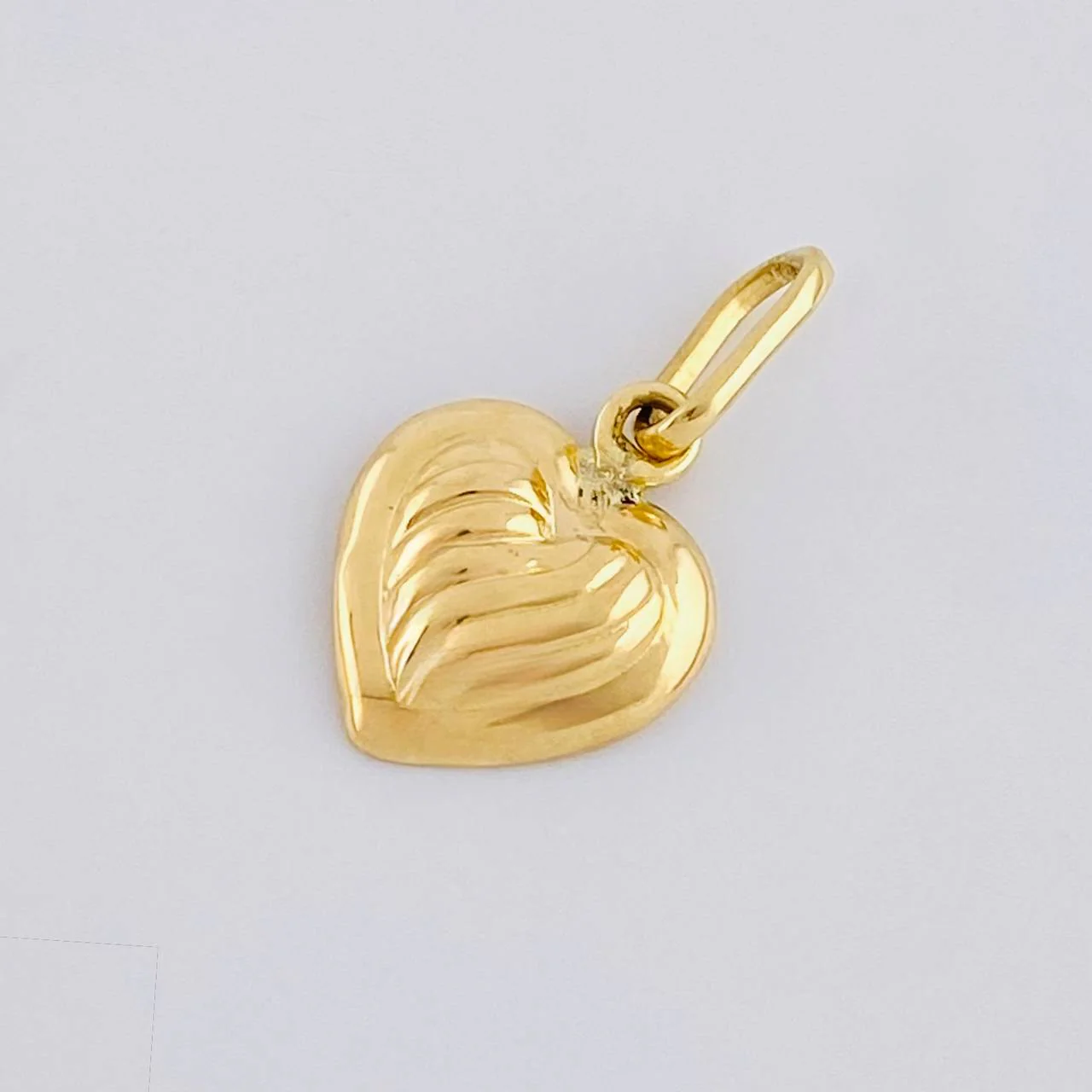 Dije Corazón Sobresalto Lineal 0.5 g / 1.7 cm Oro Amarillo 18K - Image 2