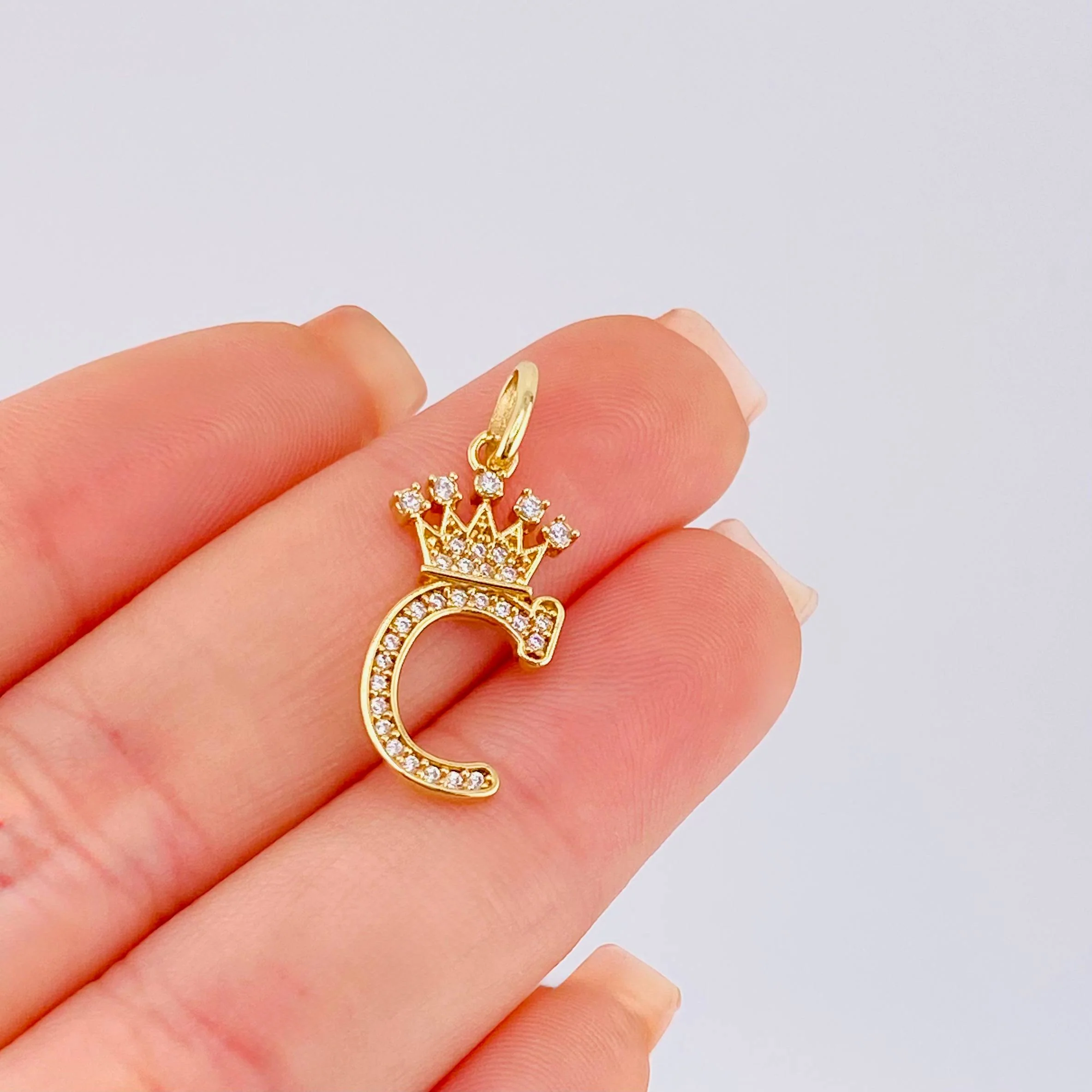 Dije Corona Letra C 1.6 g / 2.6 cm Oro Amarillo 18K - Image 3