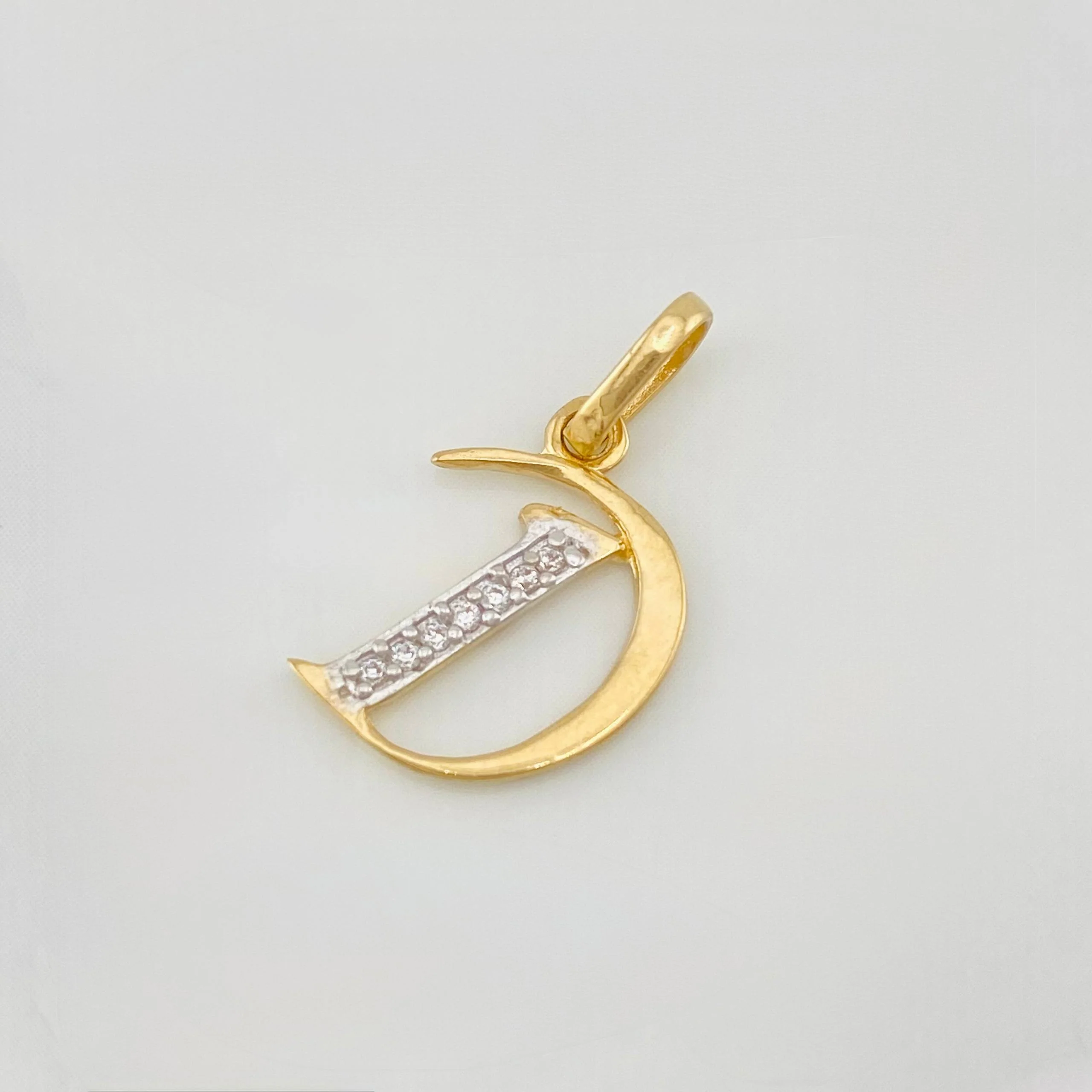 Dije Corona Letra D 0.8 g / 1.9 cm Dos Oros Amarillo Blanco 18K - Image 3
