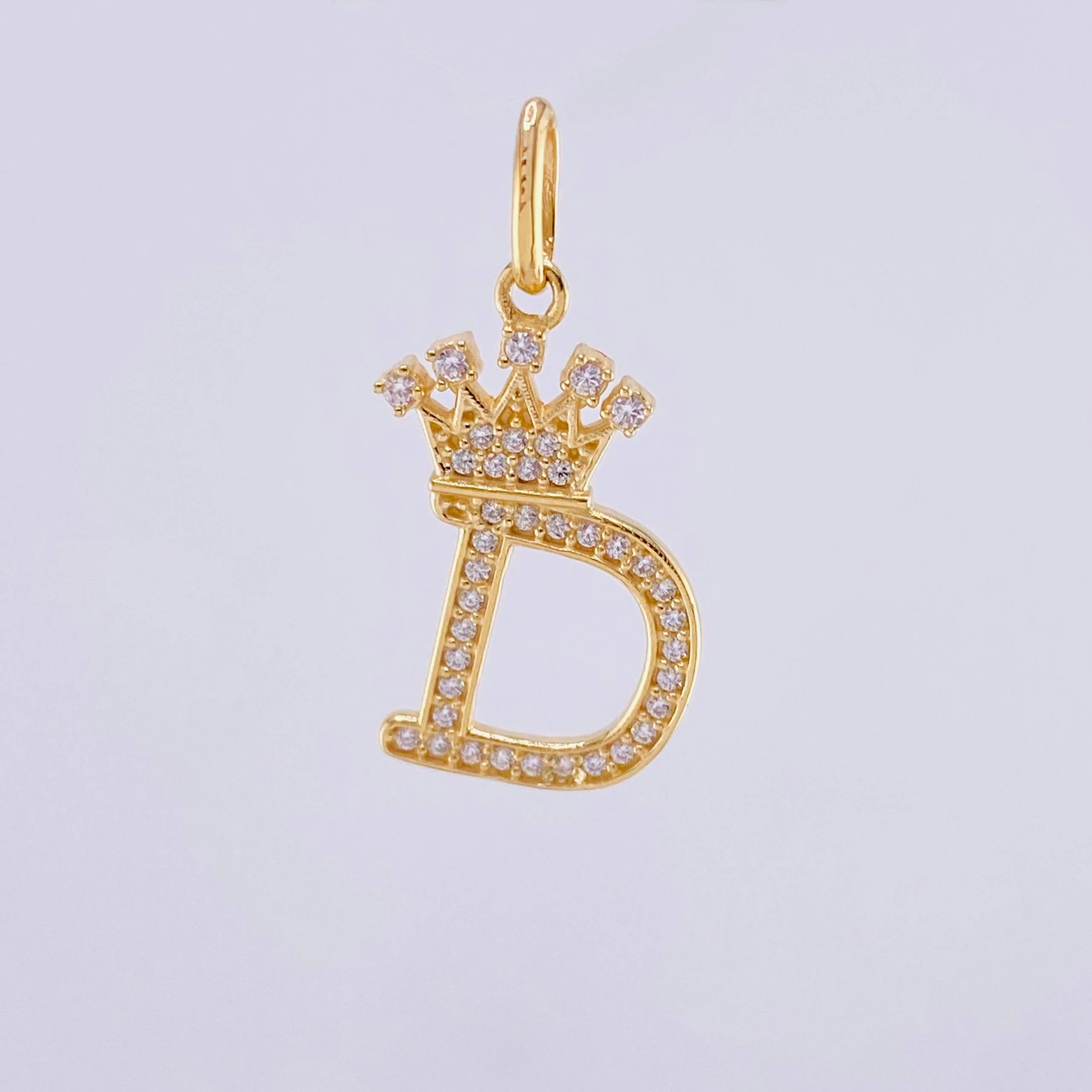 Dije Corona Letra D 1.85gr / 2.6cm / Oro Amarillo 18K © - Image 2