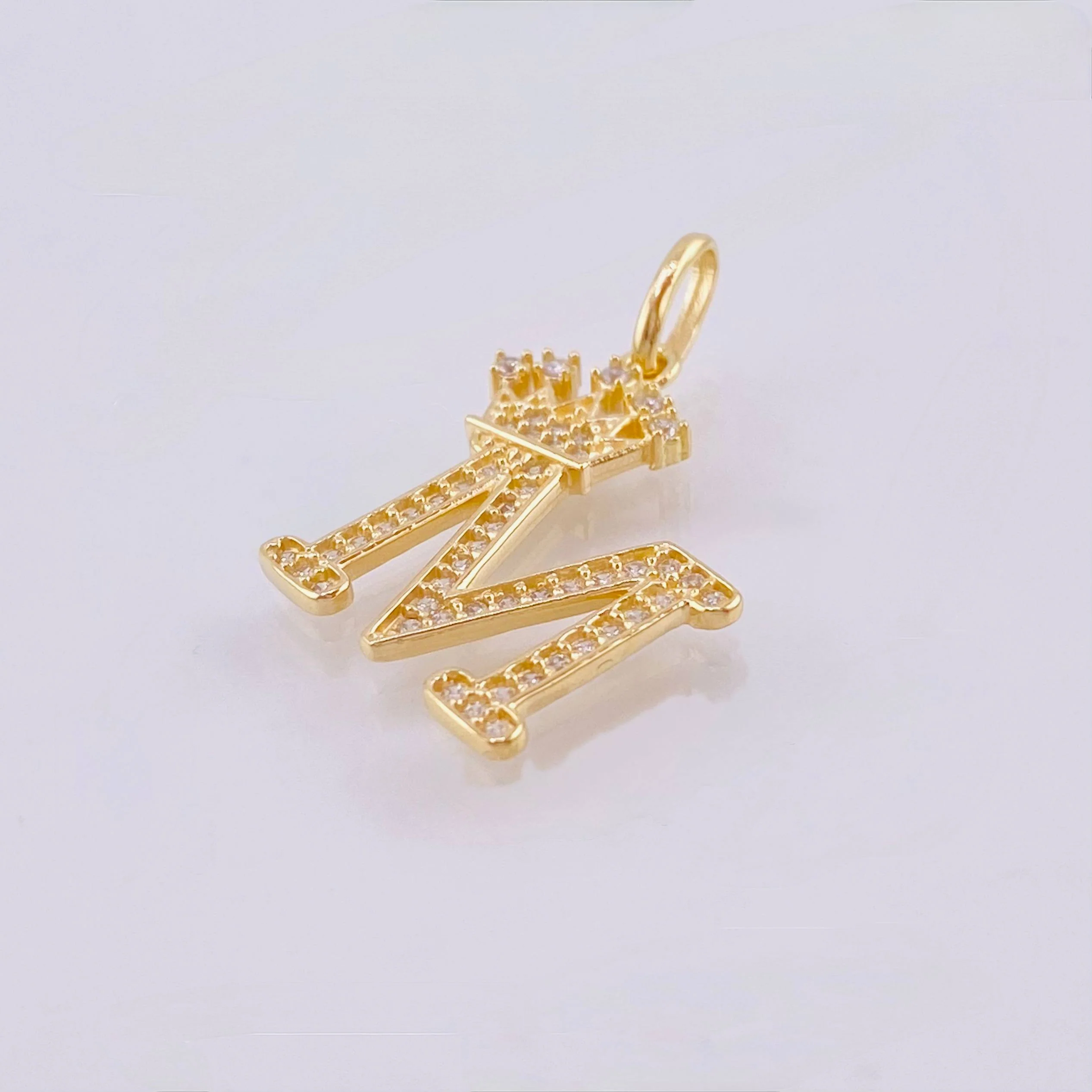 Dije Corona Letra M 2.5 g / 2.6 cm Oro Amarillo 18K - Image 3