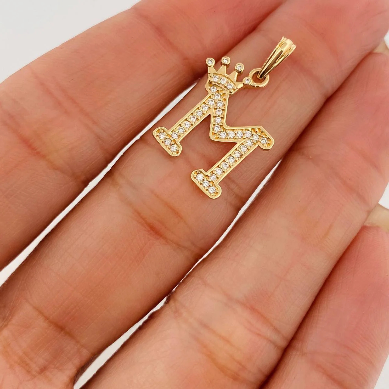 Dije Corona Letra M 2 g / 2.7 cm Oro Amarillo 18K - Image 4