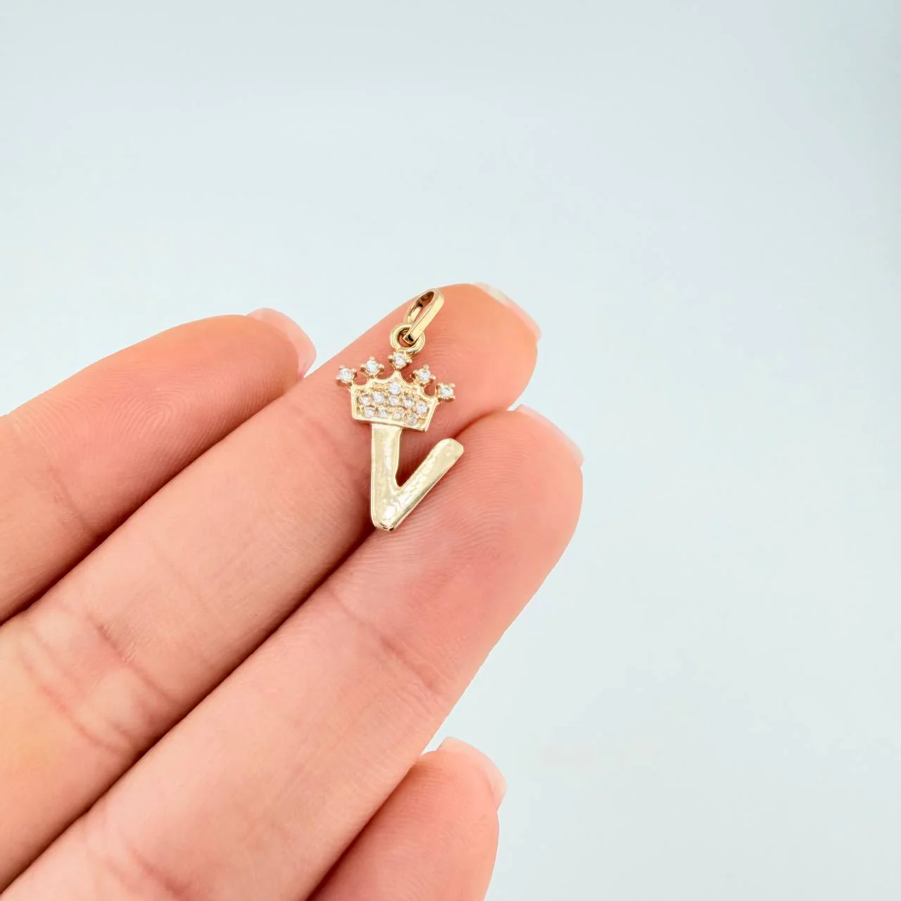 Dije Corona Letra V 0.7 g / 2 cm Oro Amarillo 18K - Image 5