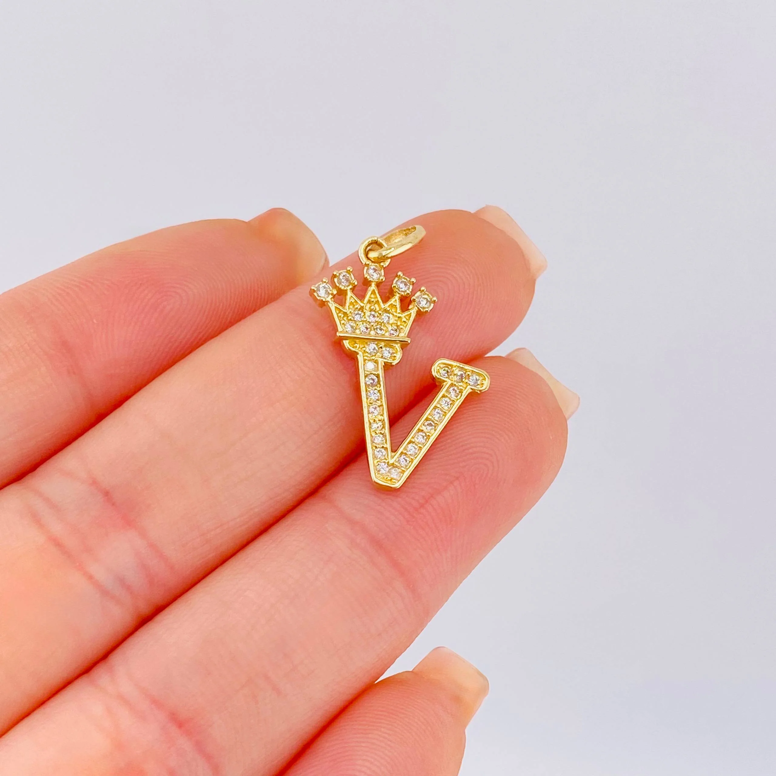Dije Corona Letra V 1.7 g / 2.6 cm Oro Amarillo 18K - Image 3