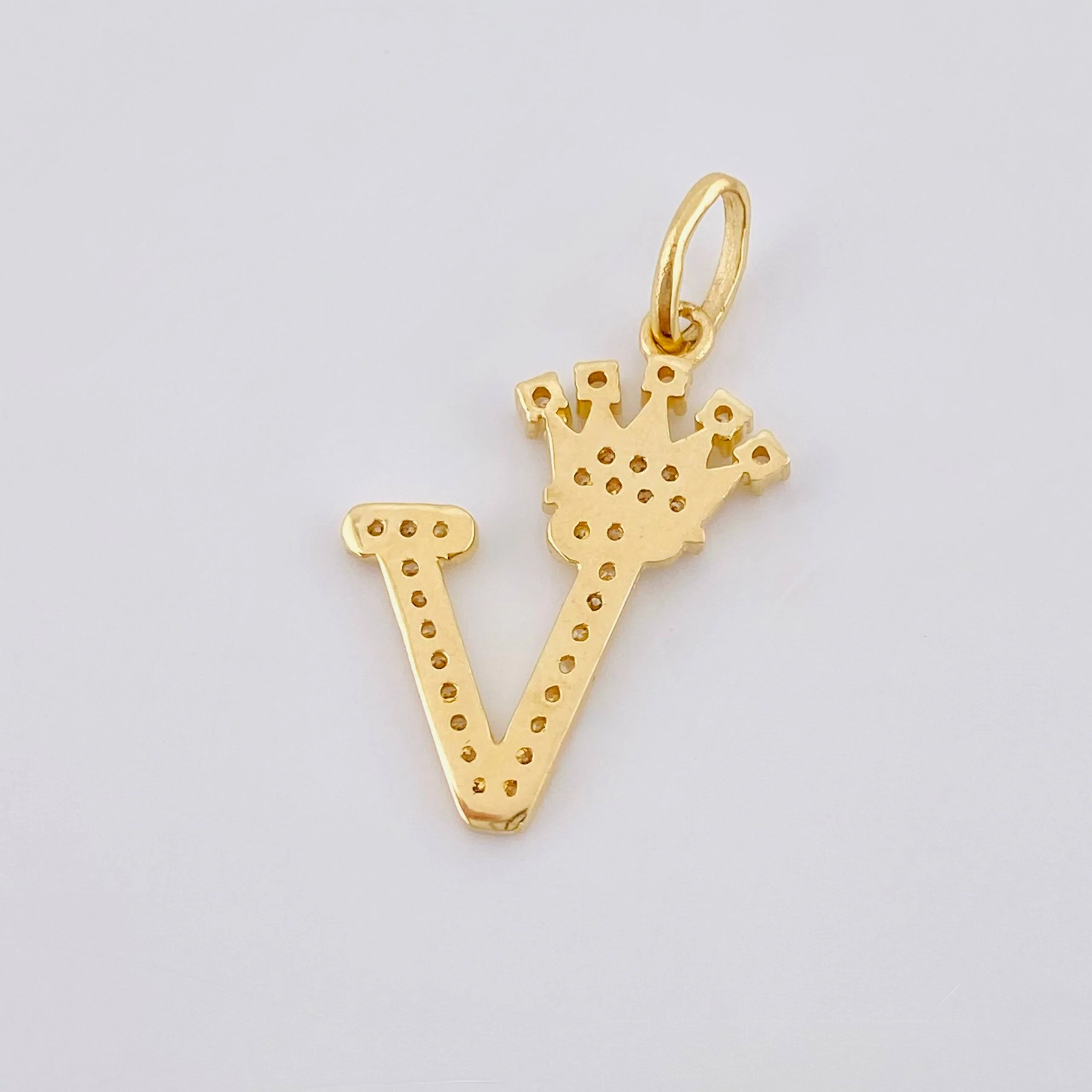 Dije Corona Letra V 1.75gr / 2.8cm / Oro Amarillo 18K - Image 4