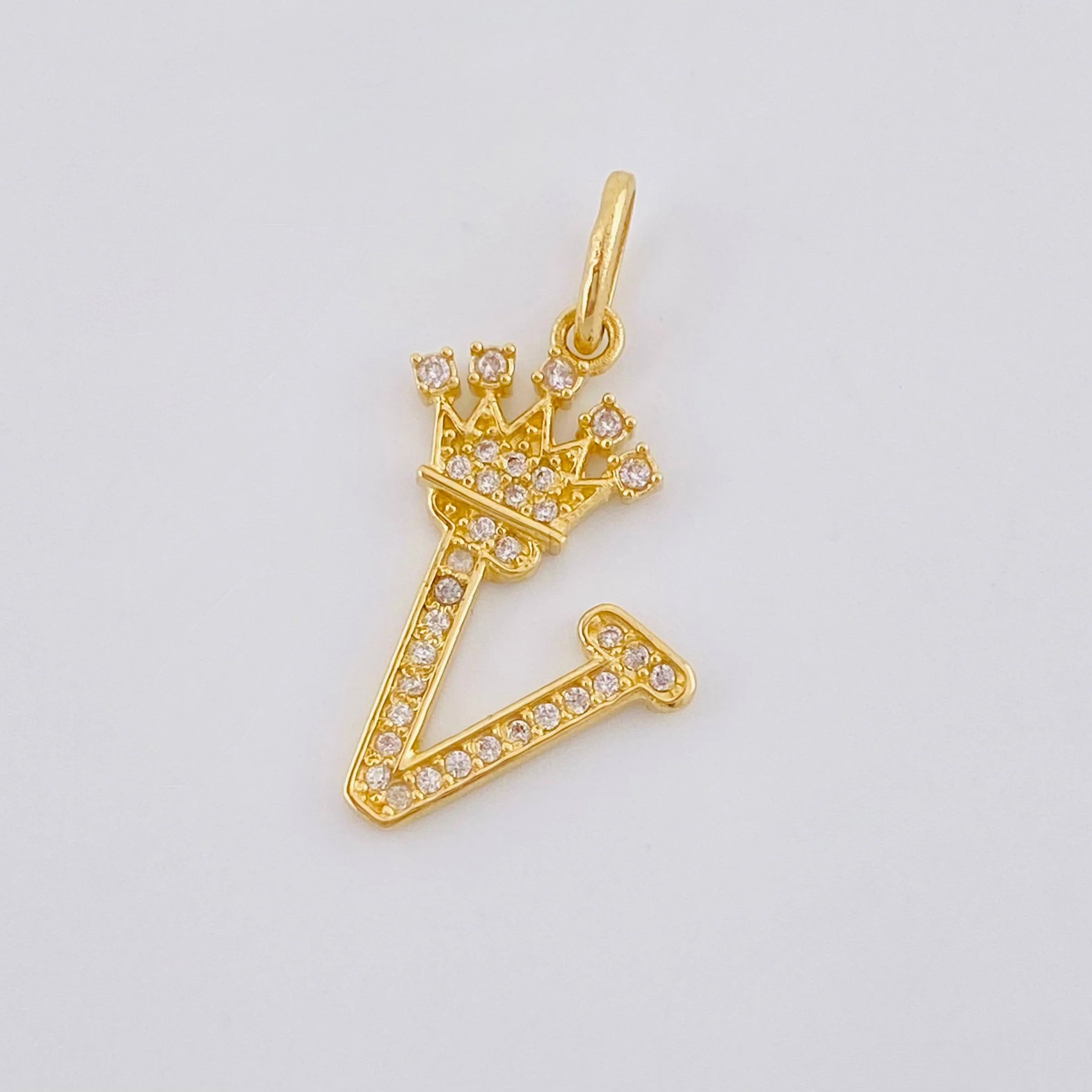Dije Corona Letra V 1.75gr / 2.8cm / Oro Amarillo 18K - Image 6