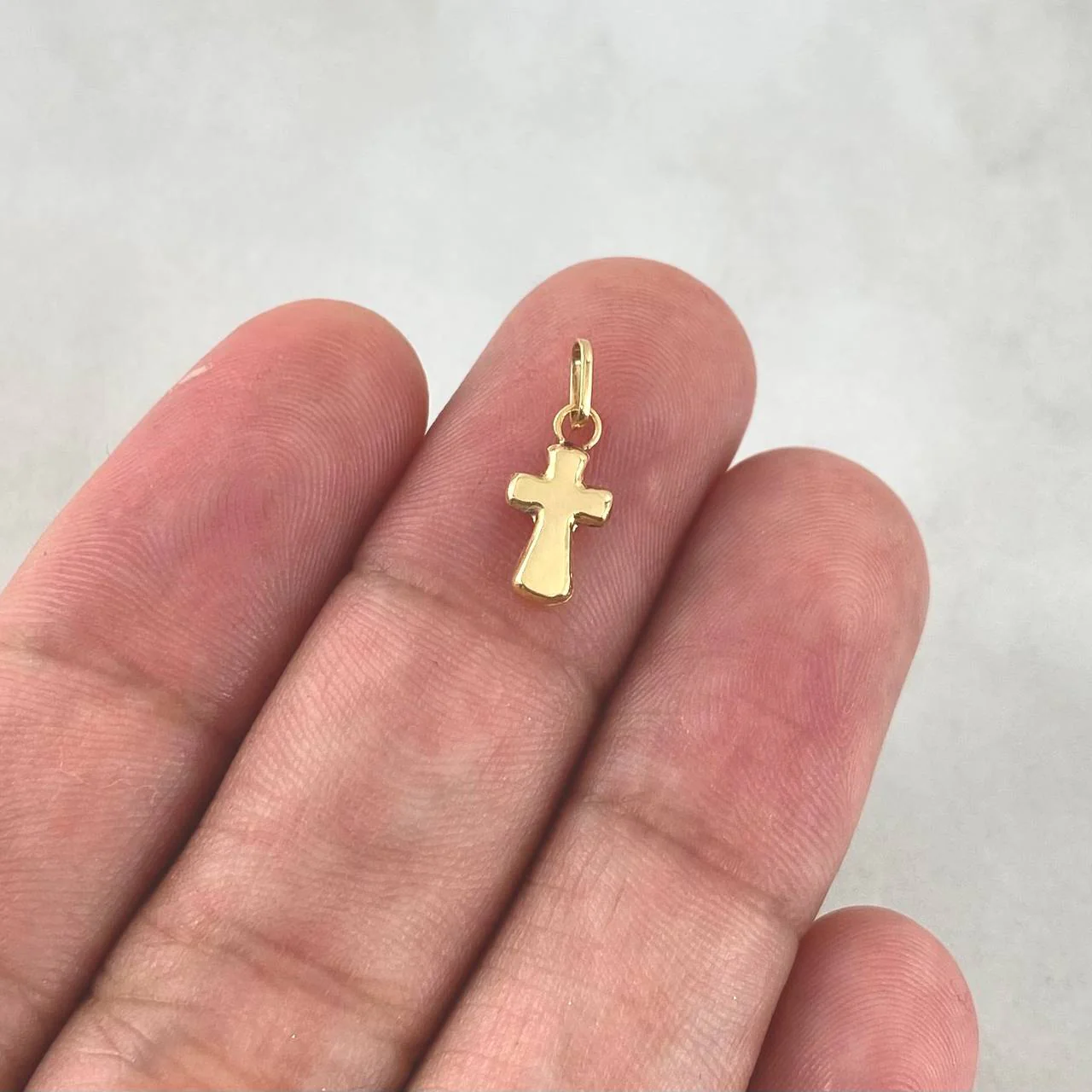 Dije Cruz Abultada 0.2 g / 1.4 cm Oro Amarillo 18K - Image 3