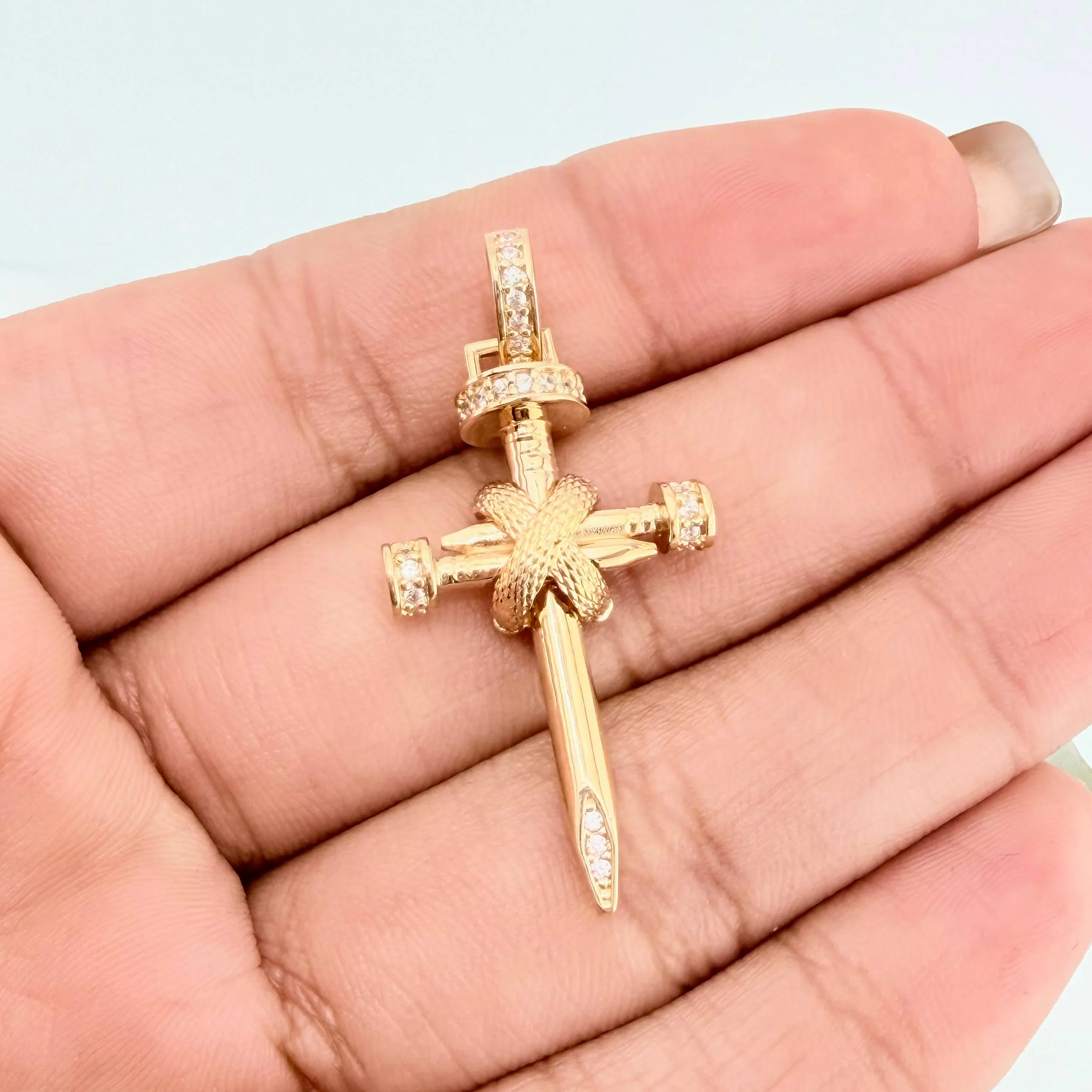 Dije Cruz Clavo 3.8 g / 3.7 cm Oro Amarillo 18K - Image 4
