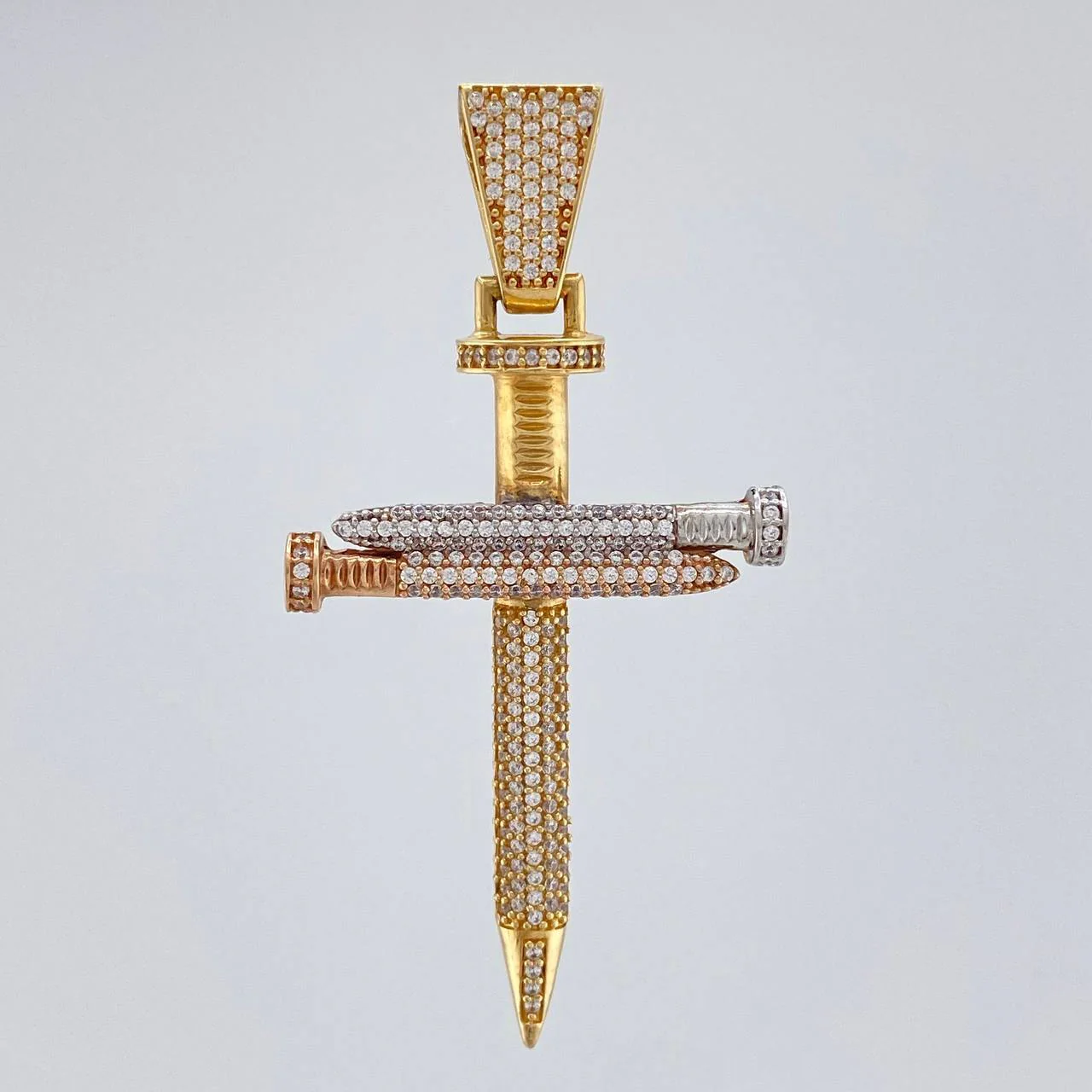 Dije Cruz Clavos 11.25 g / 6.1 cm Tres Oros 18K