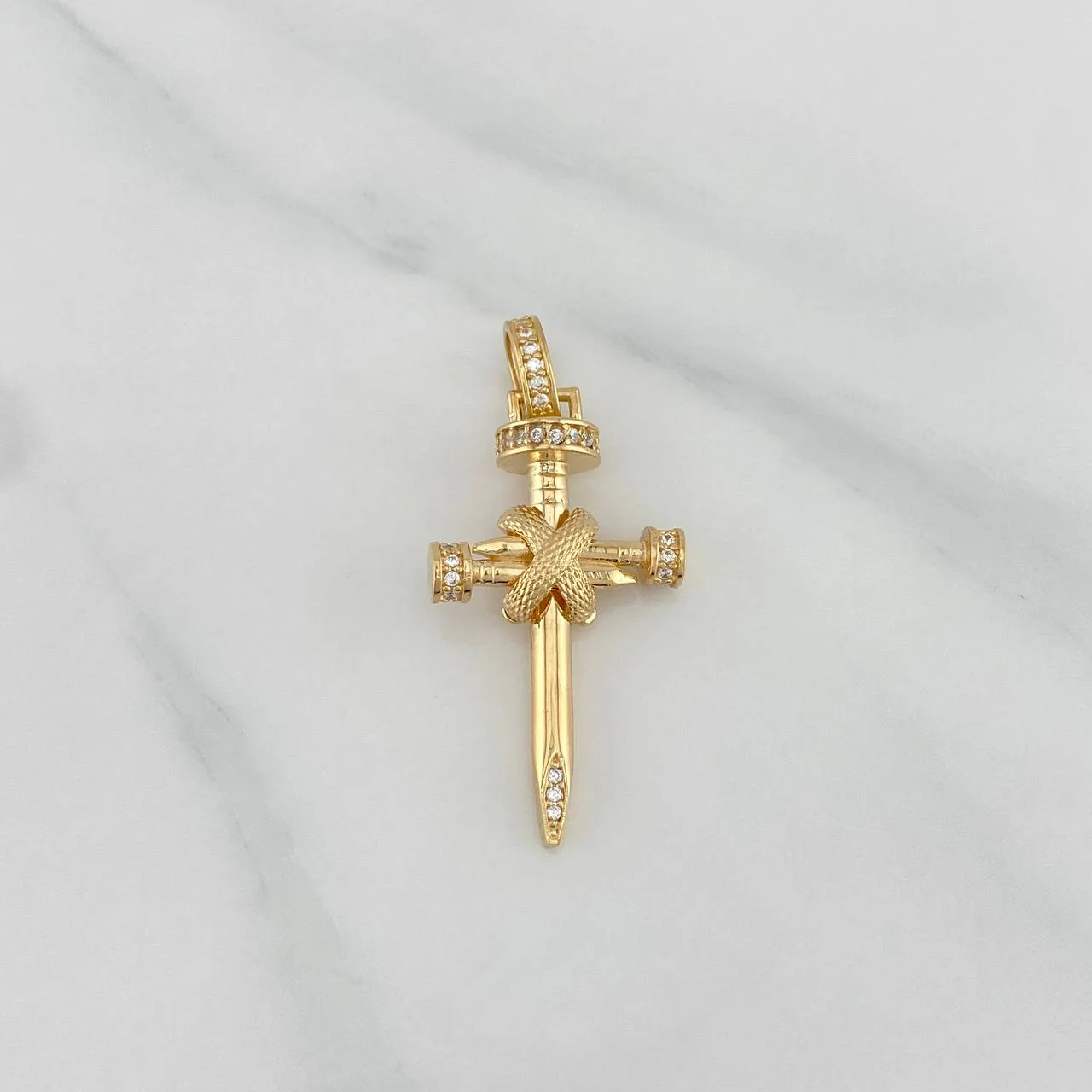 Dije Cruz Clavos 3.9 g / 3.7 cm Oro Amarillo 18K