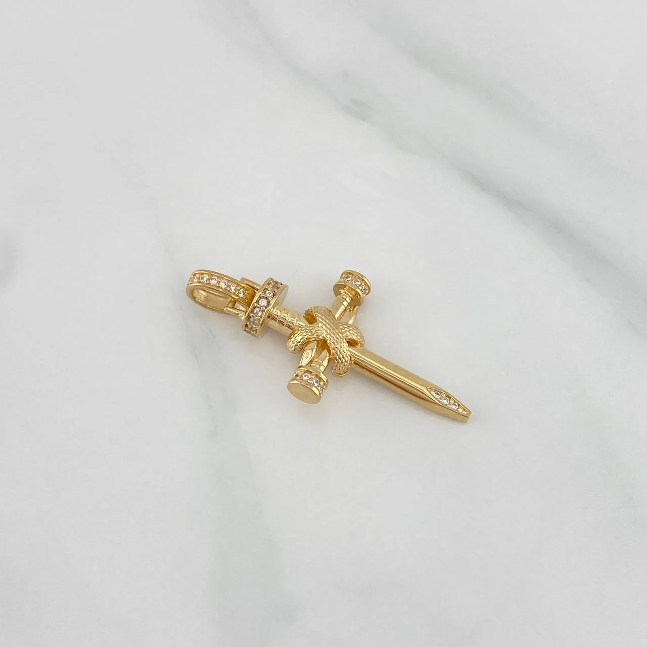 Dije Cruz Clavos 3.9 g / 3.7 cm Oro Amarillo 18K - Image 3