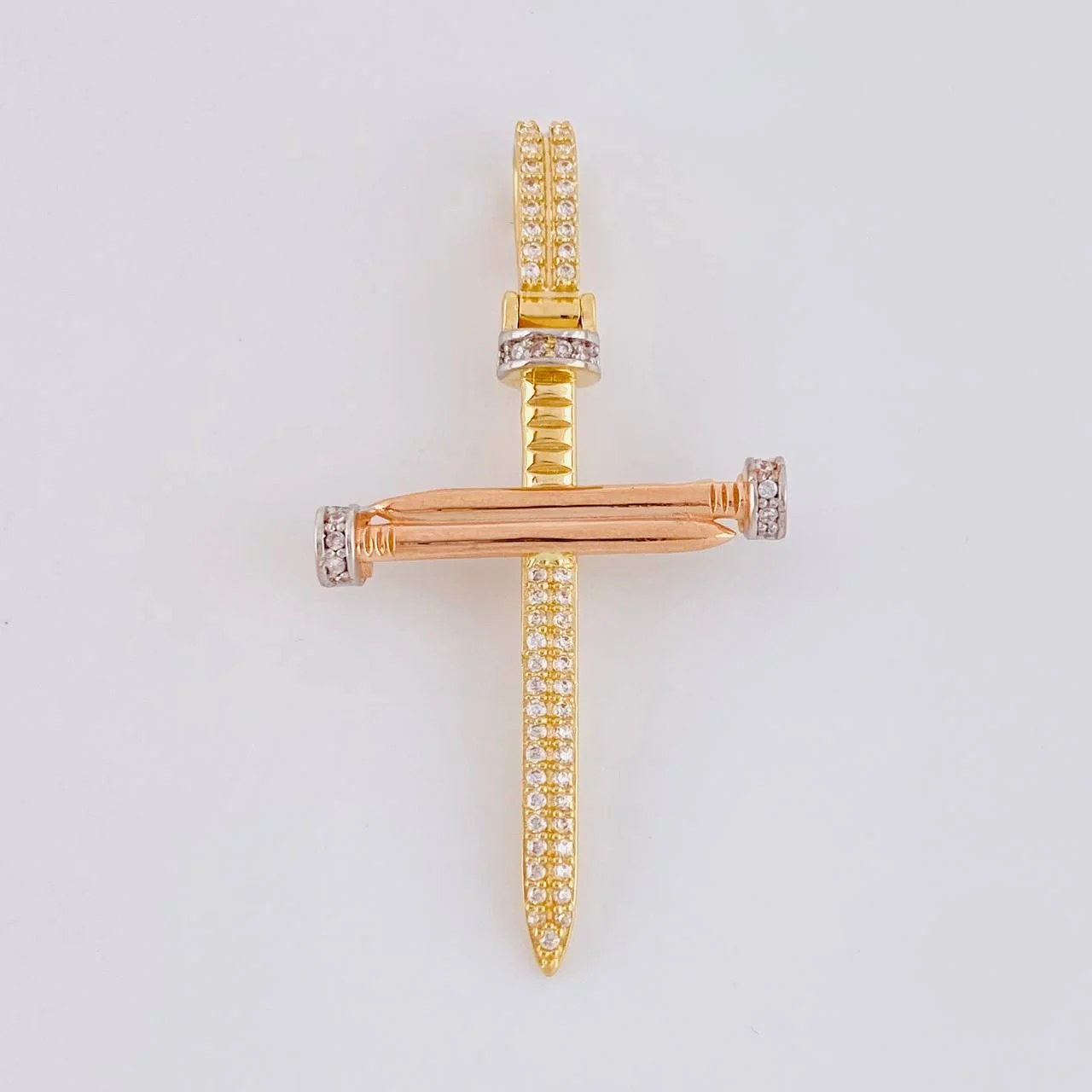 Dije Cruz Clavos 4.4 g / 4.6 cm Tres Oros 18K