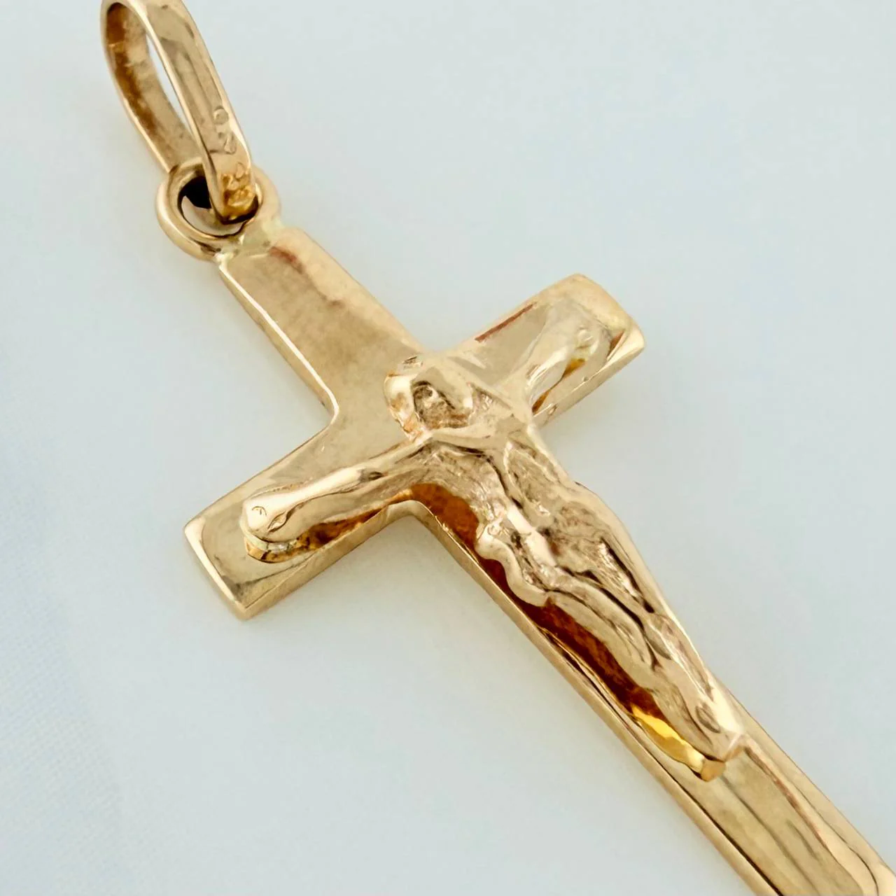 Dije Cruz Cristo 1.35gr / 2.8cm / Oro Amarillo 18K - Image 4