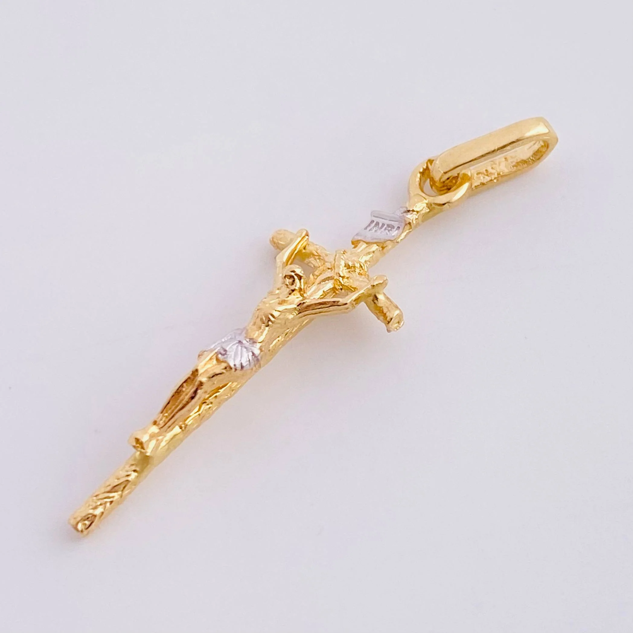 Dije Cruz Cristo 1.5 g / 3.4 cm Dos Oros Amarillo Blanco 18K - Image 2