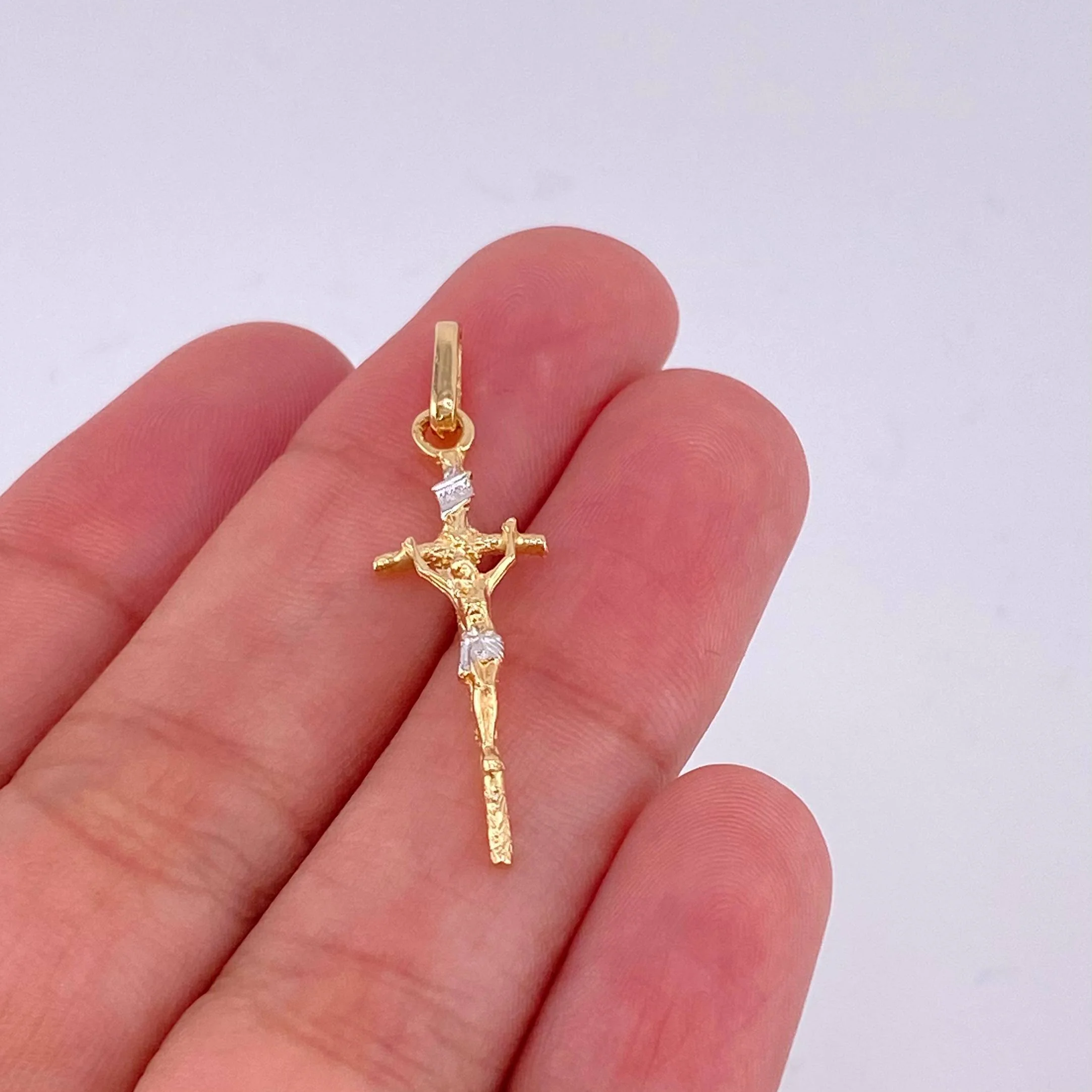 Dije Cruz Cristo 1.5 g / 3.4 cm Dos Oros Amarillo Blanco 18K - Image 3