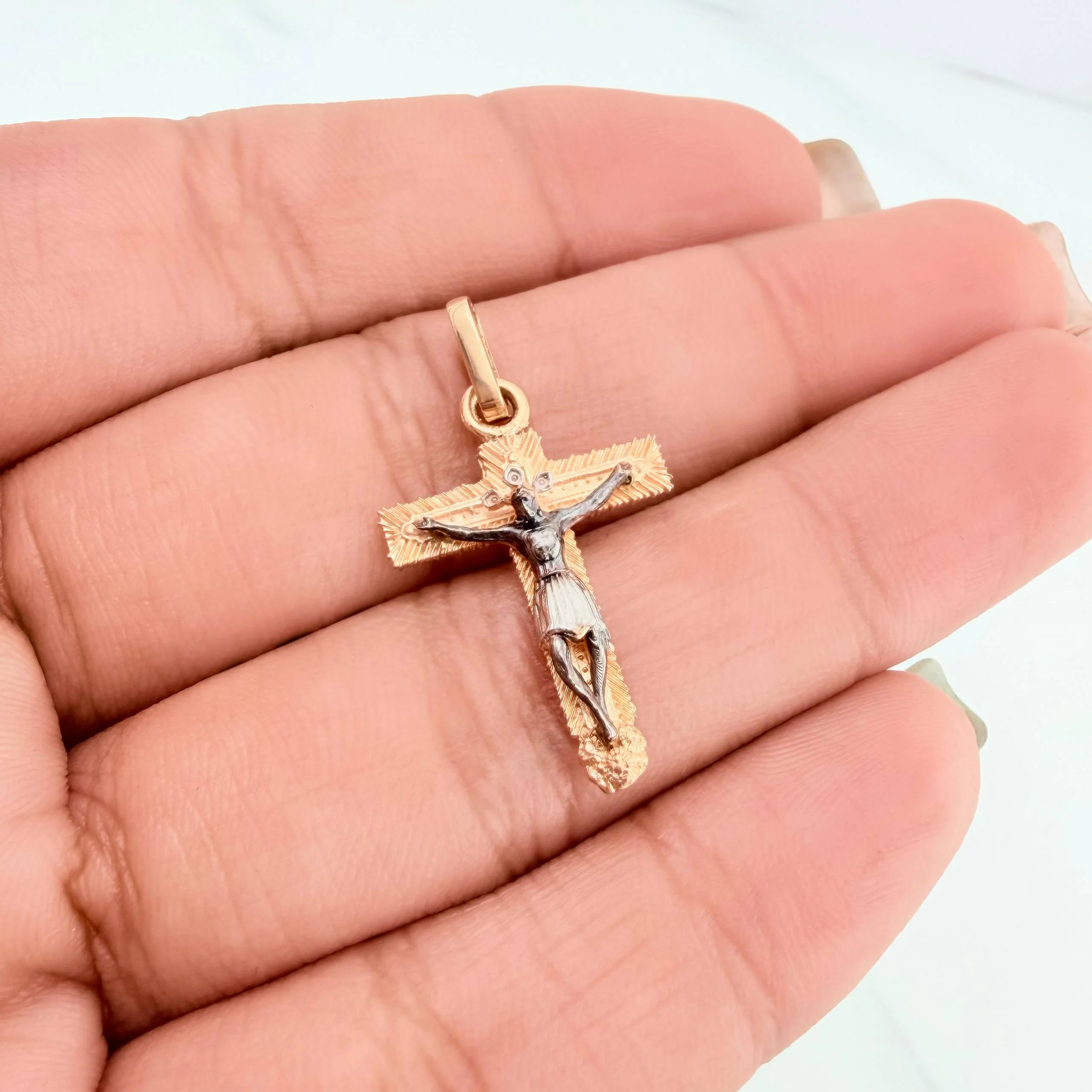 Dije Cruz Cristo 1.55 g / 2.5 cm Tres Oros 18K - Image 4