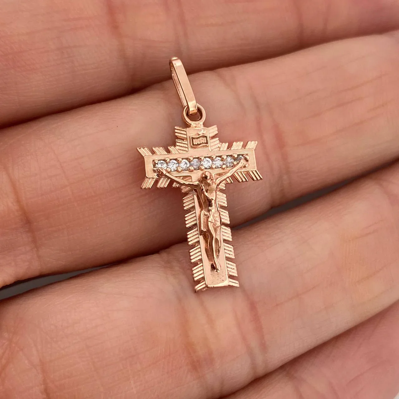 Dije Cruz Cristo 2.1 g / 2.5 cm Oro Rosa 18K - Image 4