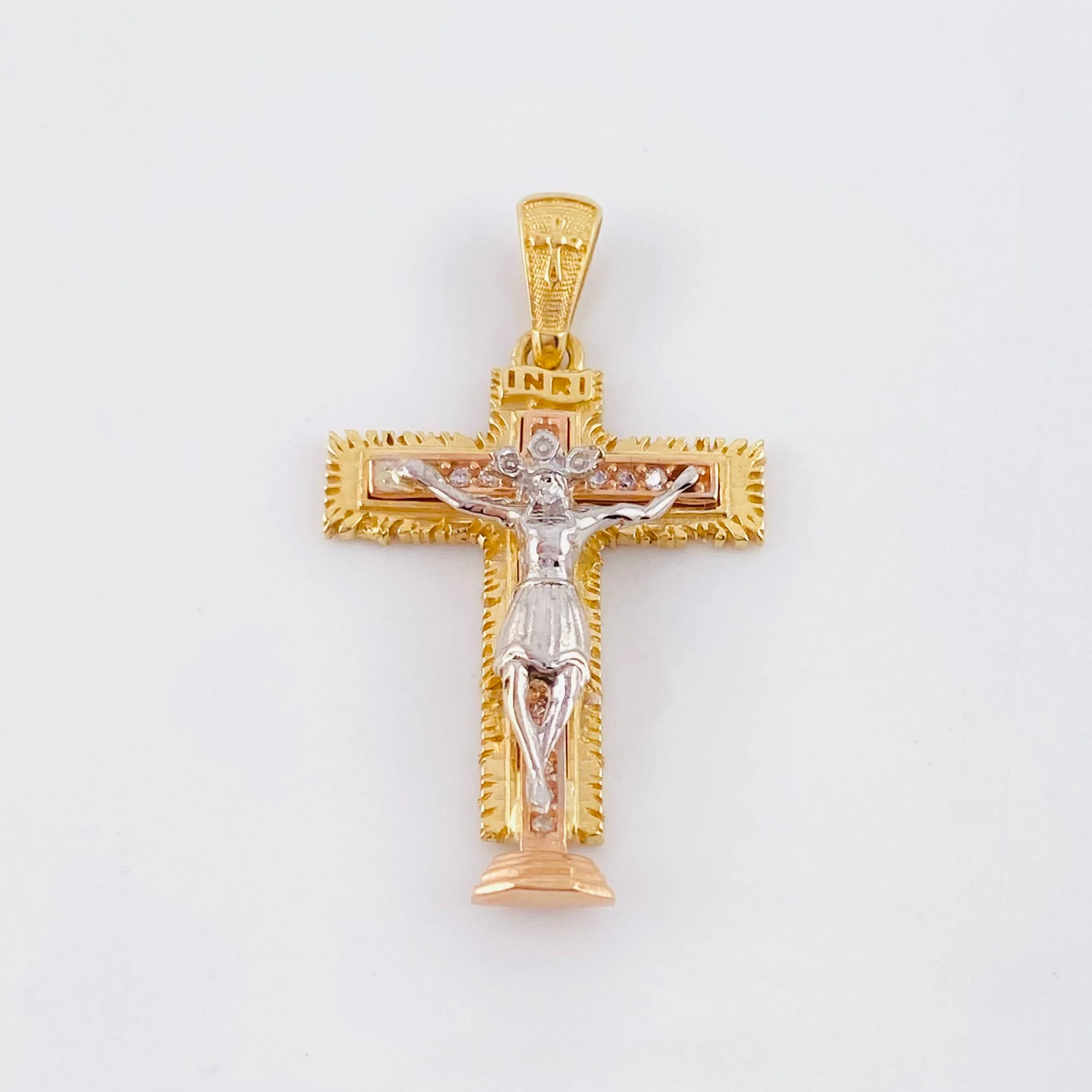 Dije Cruz Cristo 4.9gr / 3.5cm / Tres Oros 18K ©