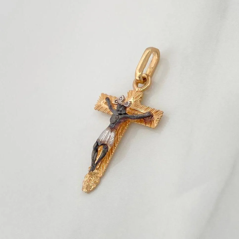 Dije Cruz Cristo Milagroso De Buga 1.45 g / 2.8 cm Tres Oros 18K - Image 2