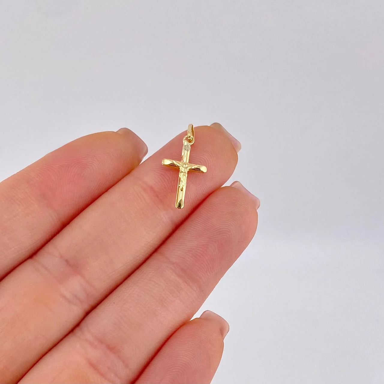 Dije Cruz Cristo Puntas Planas 0.35g / 2.1cm Oro Amarillo 18K - Image 5