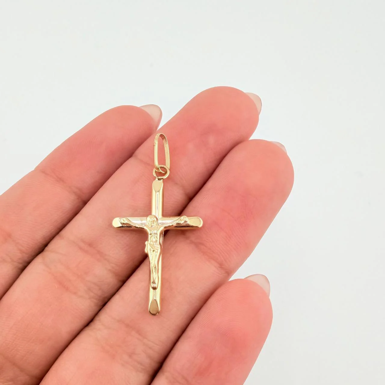 Dije Cruz Cristo Puntas Planas 0.55gr / 2.8cm / Oro Amarillo 18K - Image 4