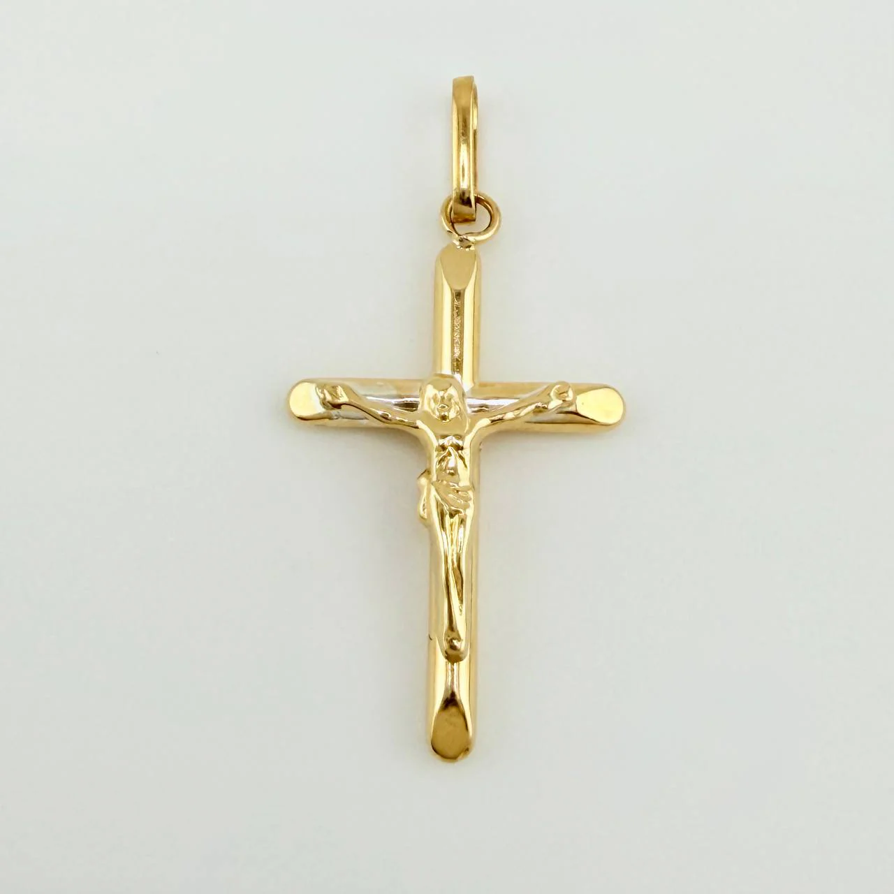 Dije Cruz Cristo Puntas Planas 0.6gr / 2.7cm / Oro Amarillo 18K ©