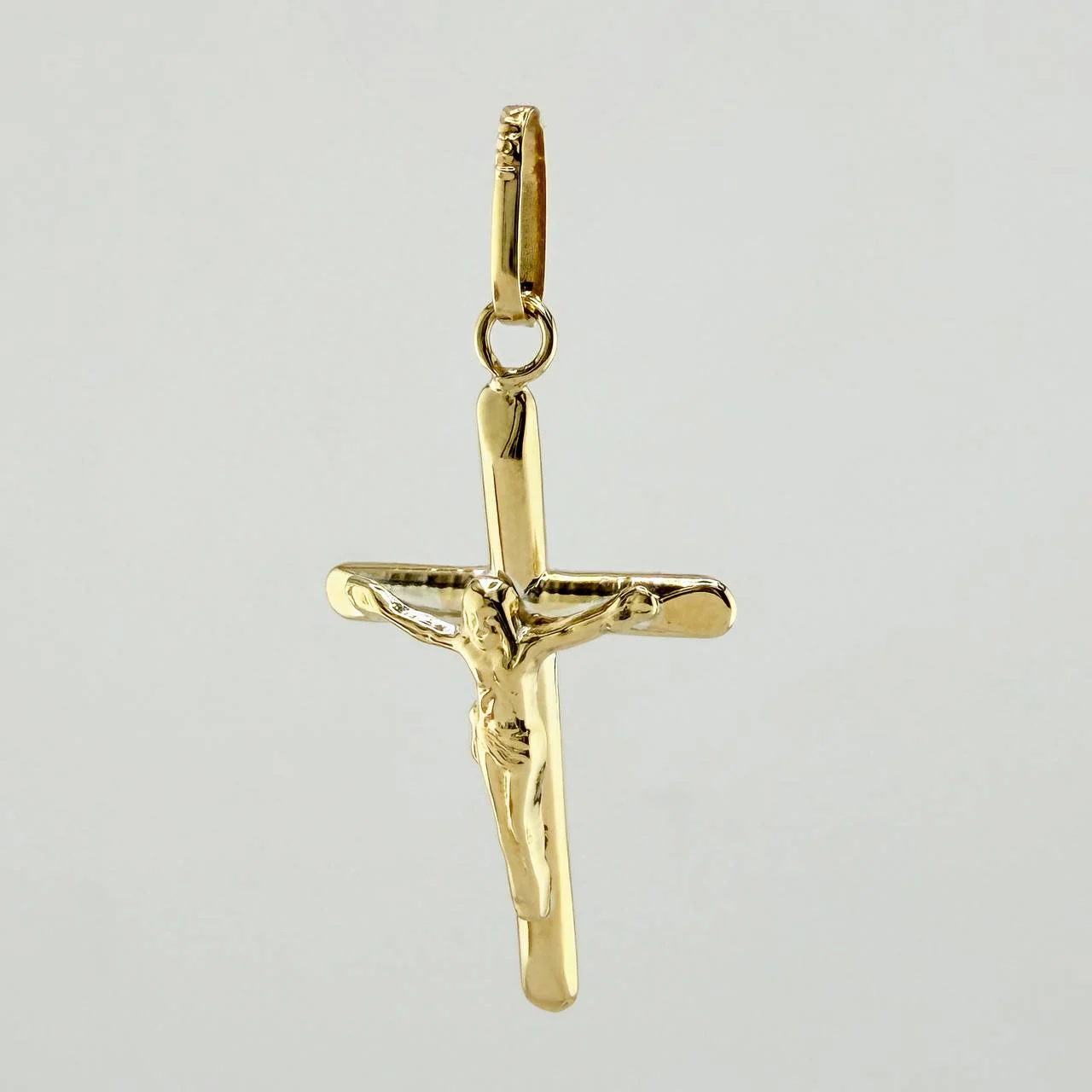 Dije Cruz Cristo Puntas Planas 0.6gr / 2.8cm / Oro Amarillo 18K - Image 4