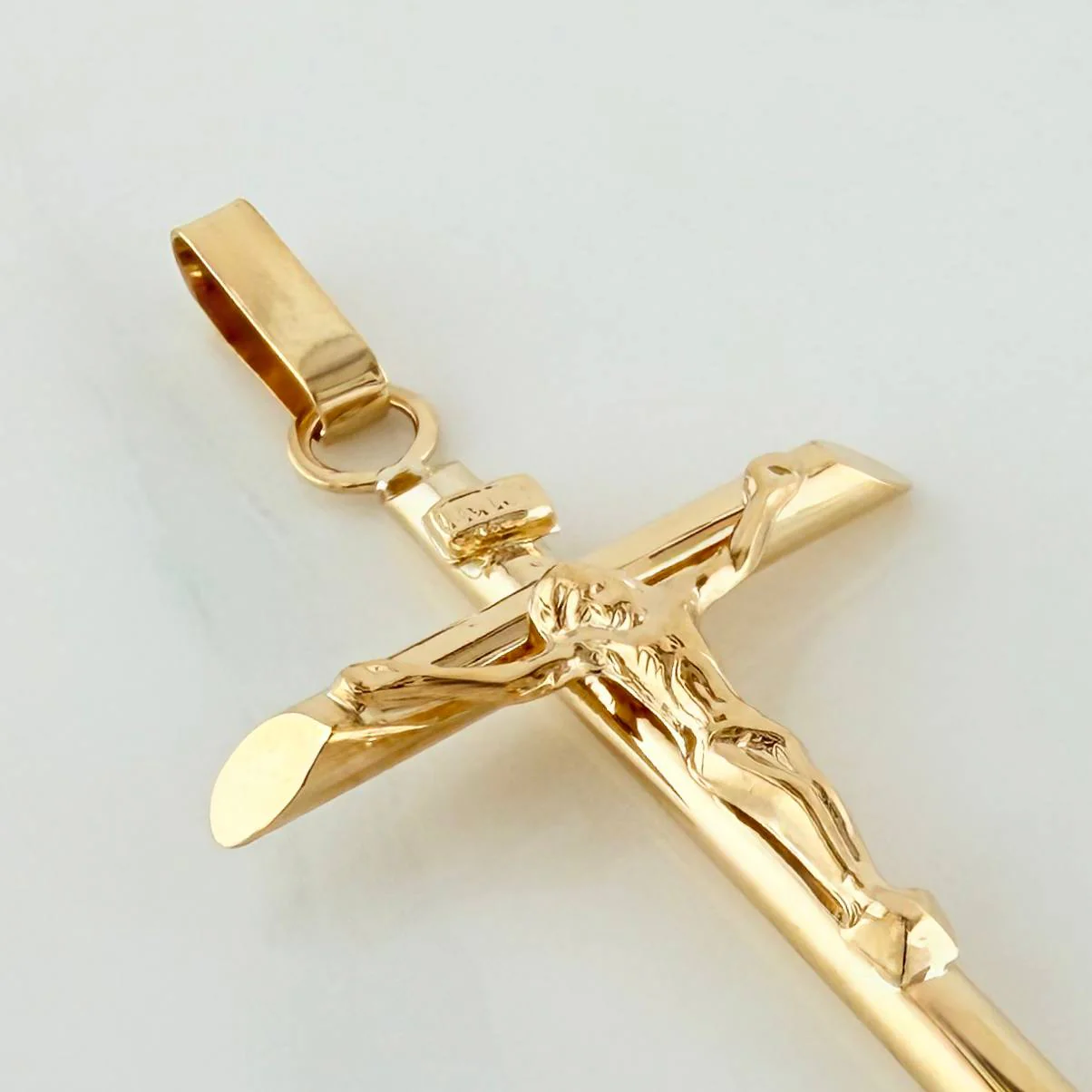 Dije Cruz Cristo Puntas Planas 1.2 g / 4.1 cm Oro Amarillo 18K - Image 3