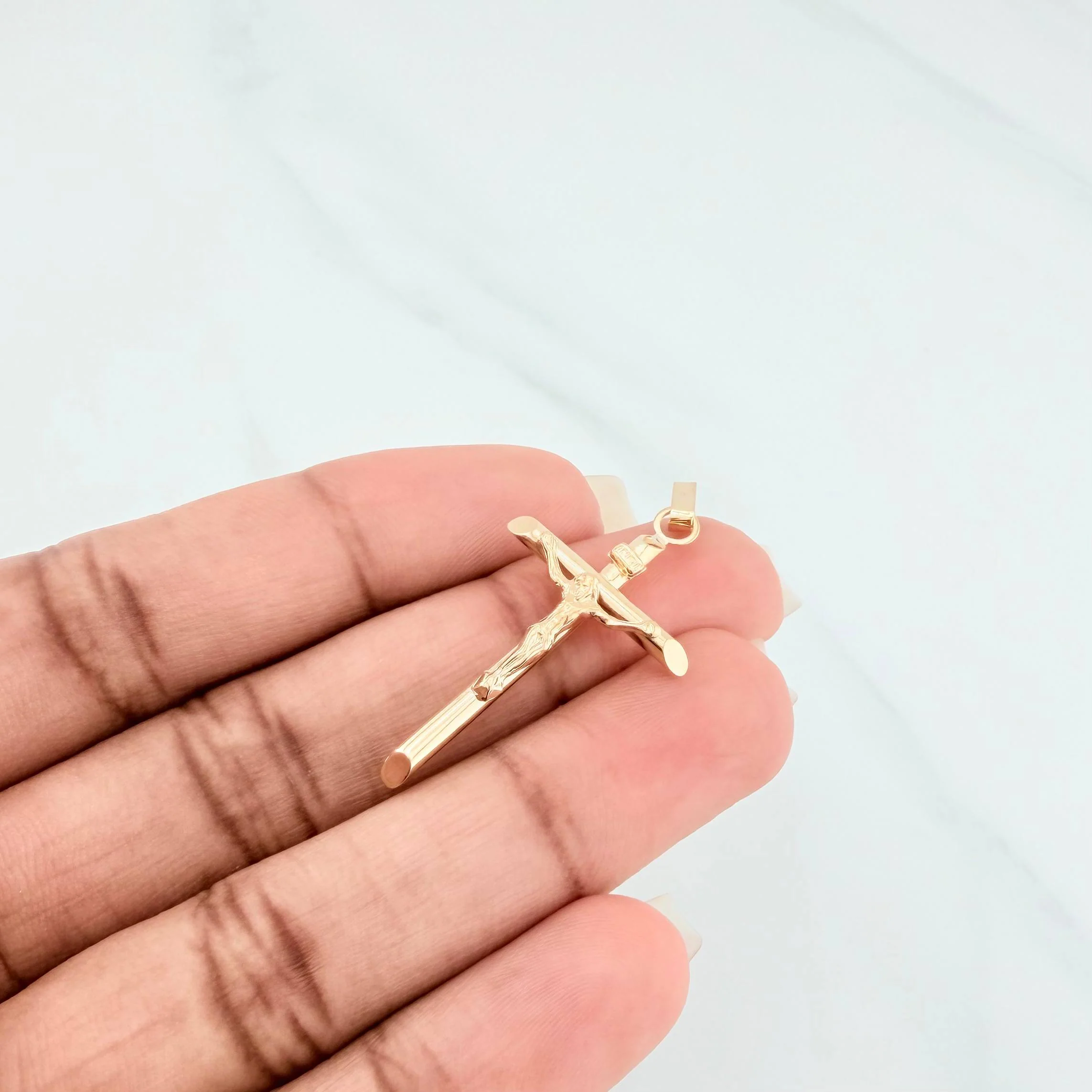 Dije Cruz Cristo Puntas Planas 1.2 g / 4.1 cm Oro Amarillo 18K - Image 4