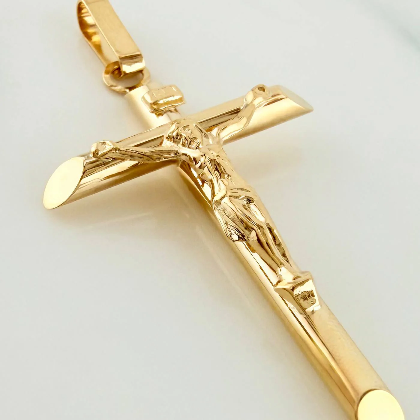 Dije Cruz Cristo Puntas Planas 1.75 g / 4.7 cm Oro Amarillo 18K - Image 3