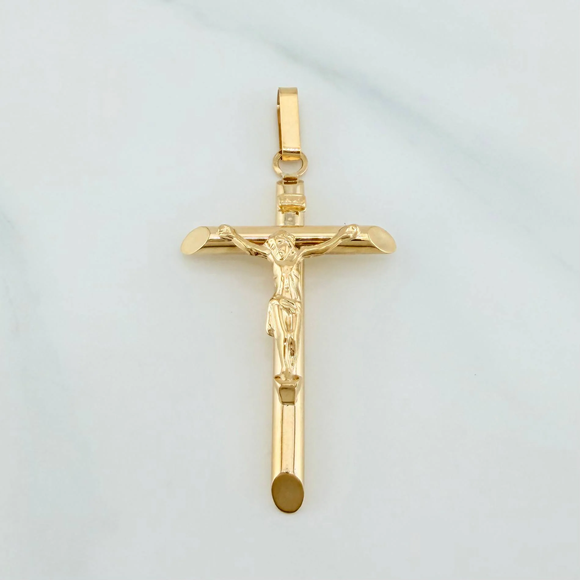 Dije Cruz Cristo Puntas Planas 1.8 g / 4.7 cm Oro Amarillo 18K